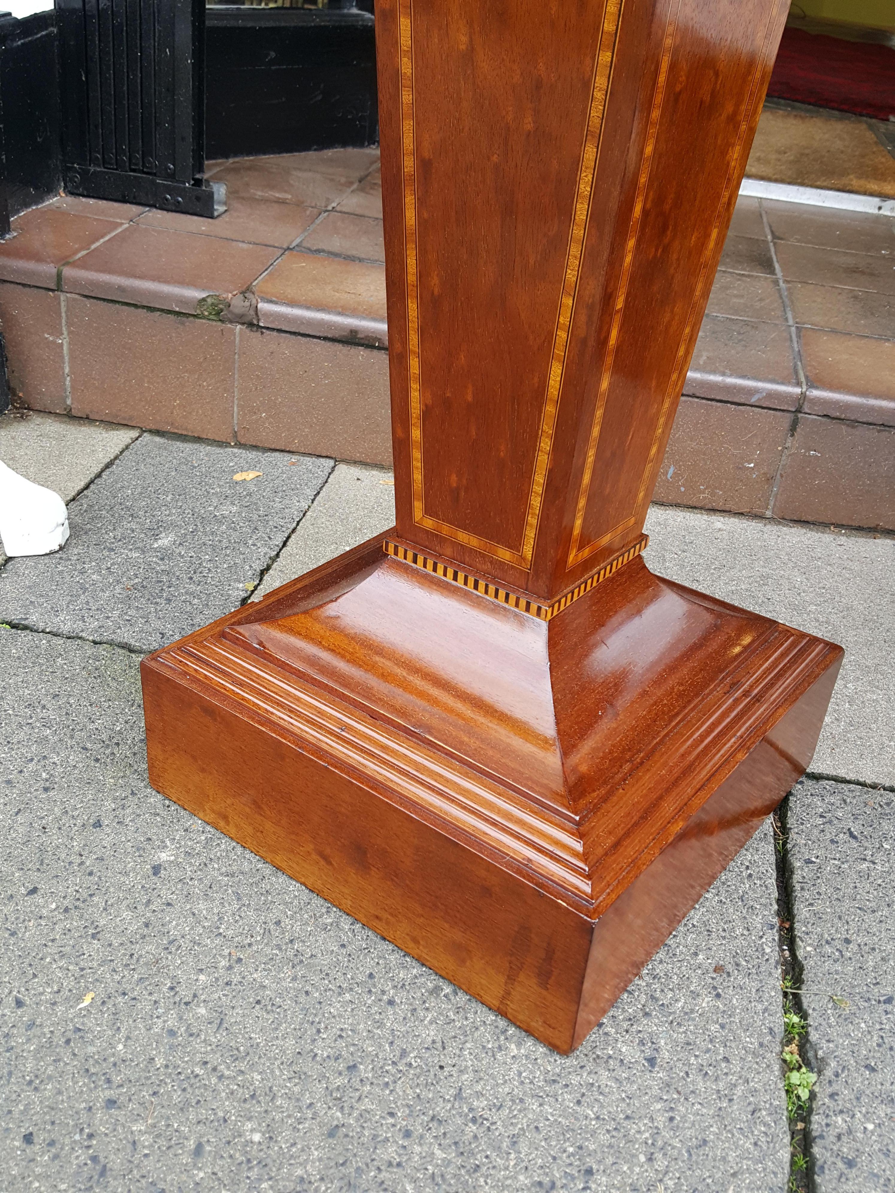 Edwardian Satinwood Banded Mahogany Pedestal Torchere In Good Condition For Sale In Altrincham, Cheshire