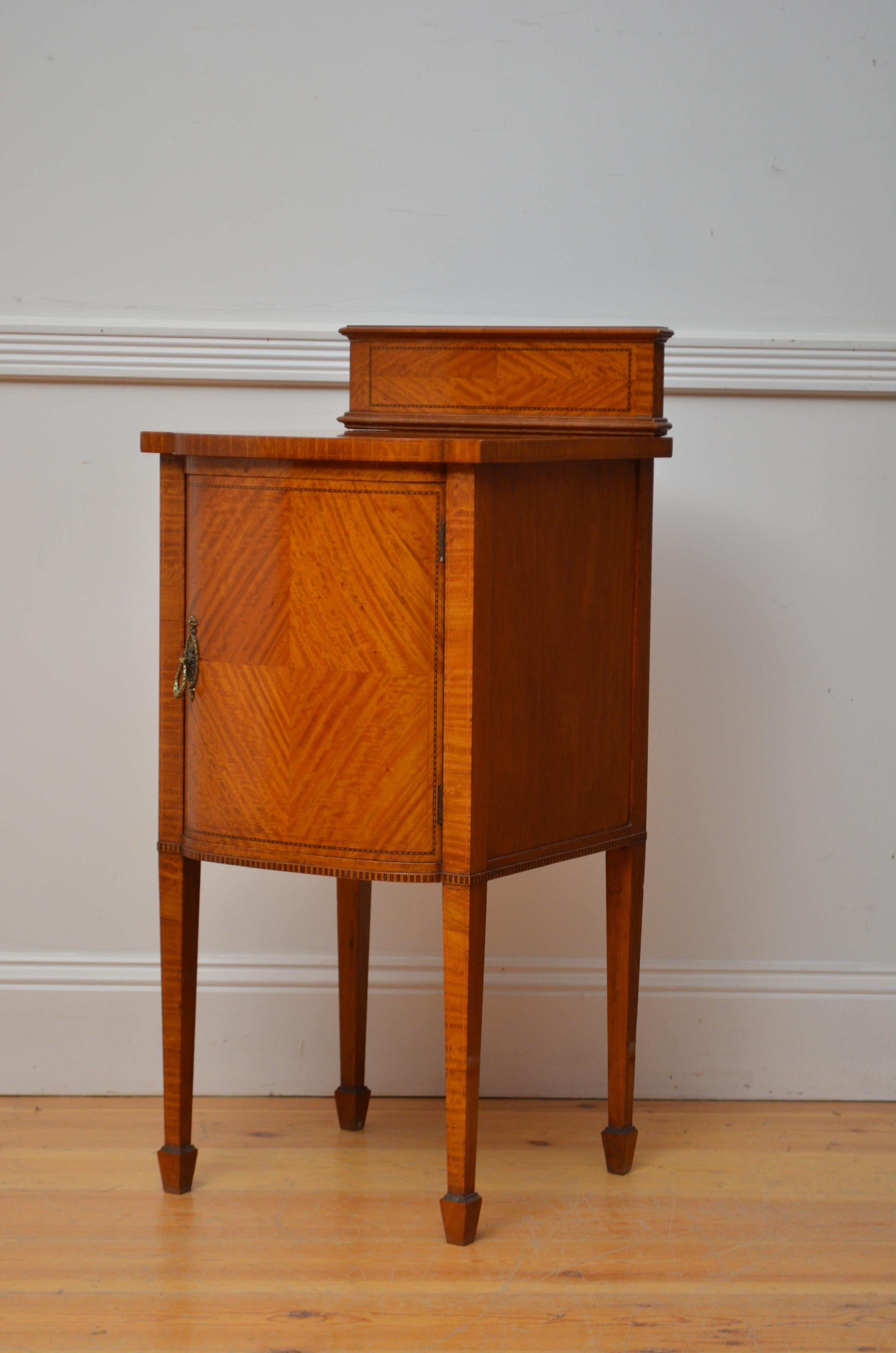 K0499, comodino in legno satinato di qualità edoardiana dal design arcuato, con alzata modellata e intarsiata e piano impiallacciato a quarto di libro con doppio intarsio sul bordo sopra l'anta dell'armadio intarsiata e dotata di maniglie originali