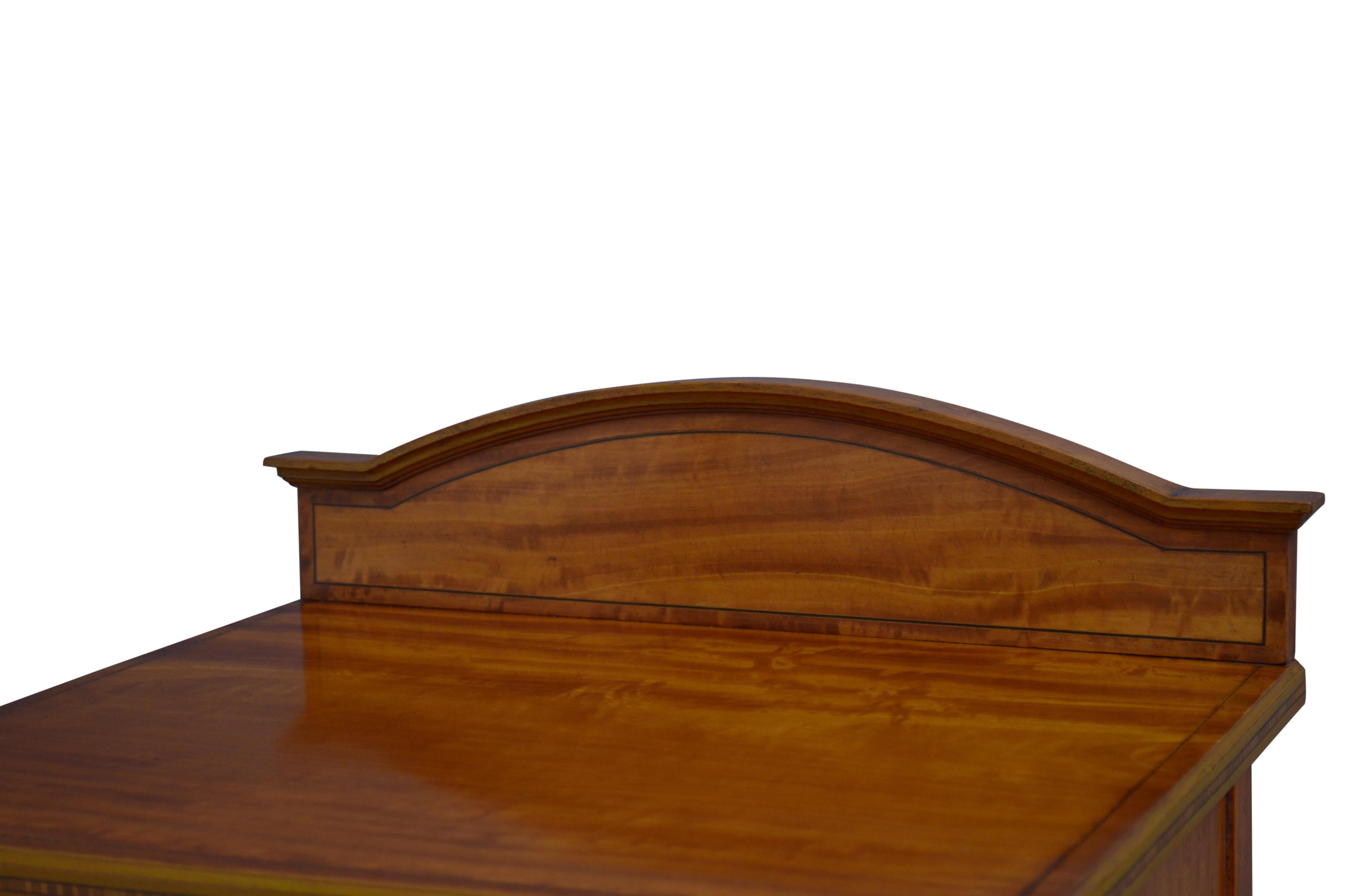 K0566 Fine table de chevet édouardienne en bois de satin, avec un montant façonné et un dessus incrusté au-dessus d'un tiroir et d'une porte de placard, tous deux équipés de poignées en laiton d'origine, reposant sur de minces pieds cannelés. Cette