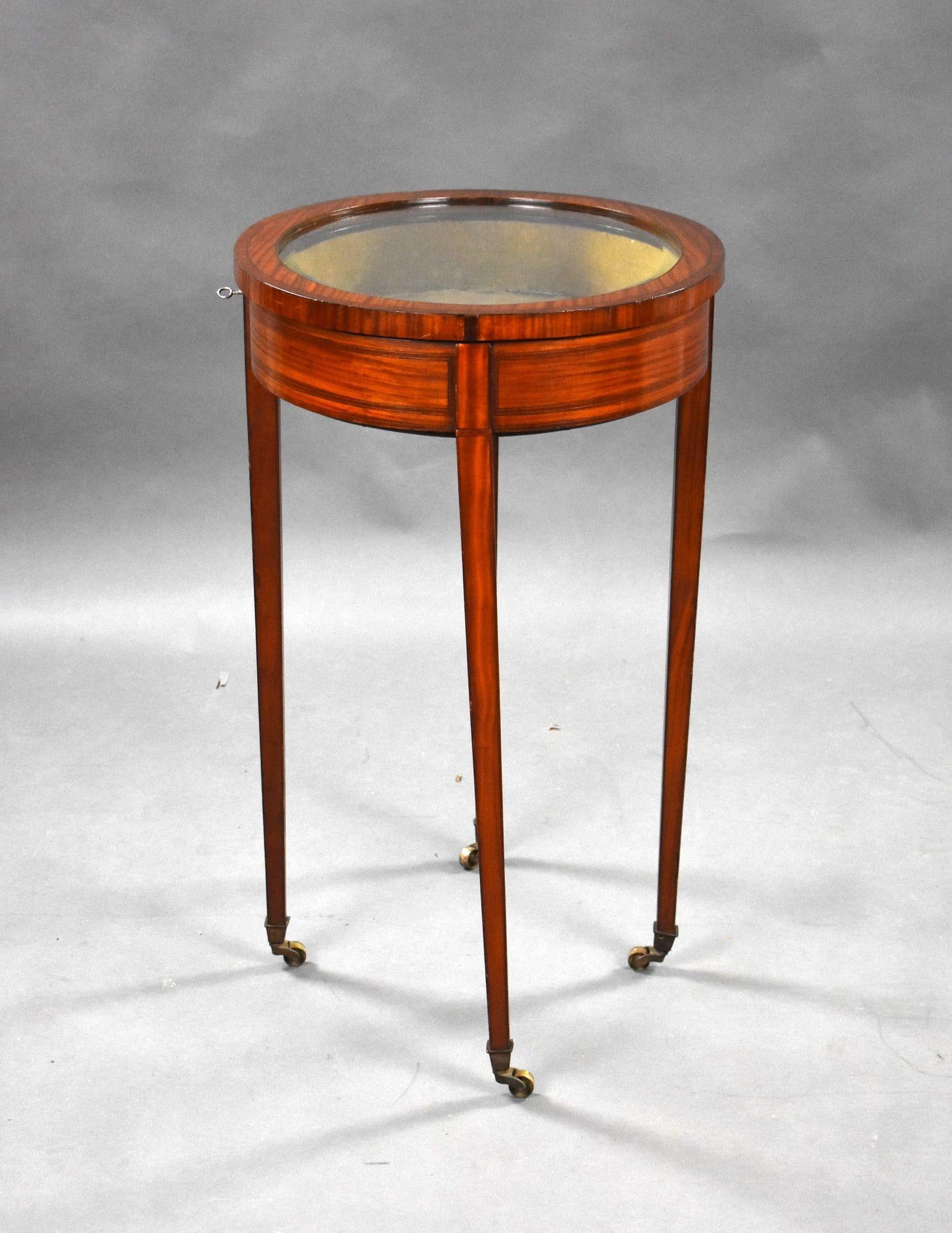 20ième siècle Table de bijouterie édouardienne en bois satiné en vente