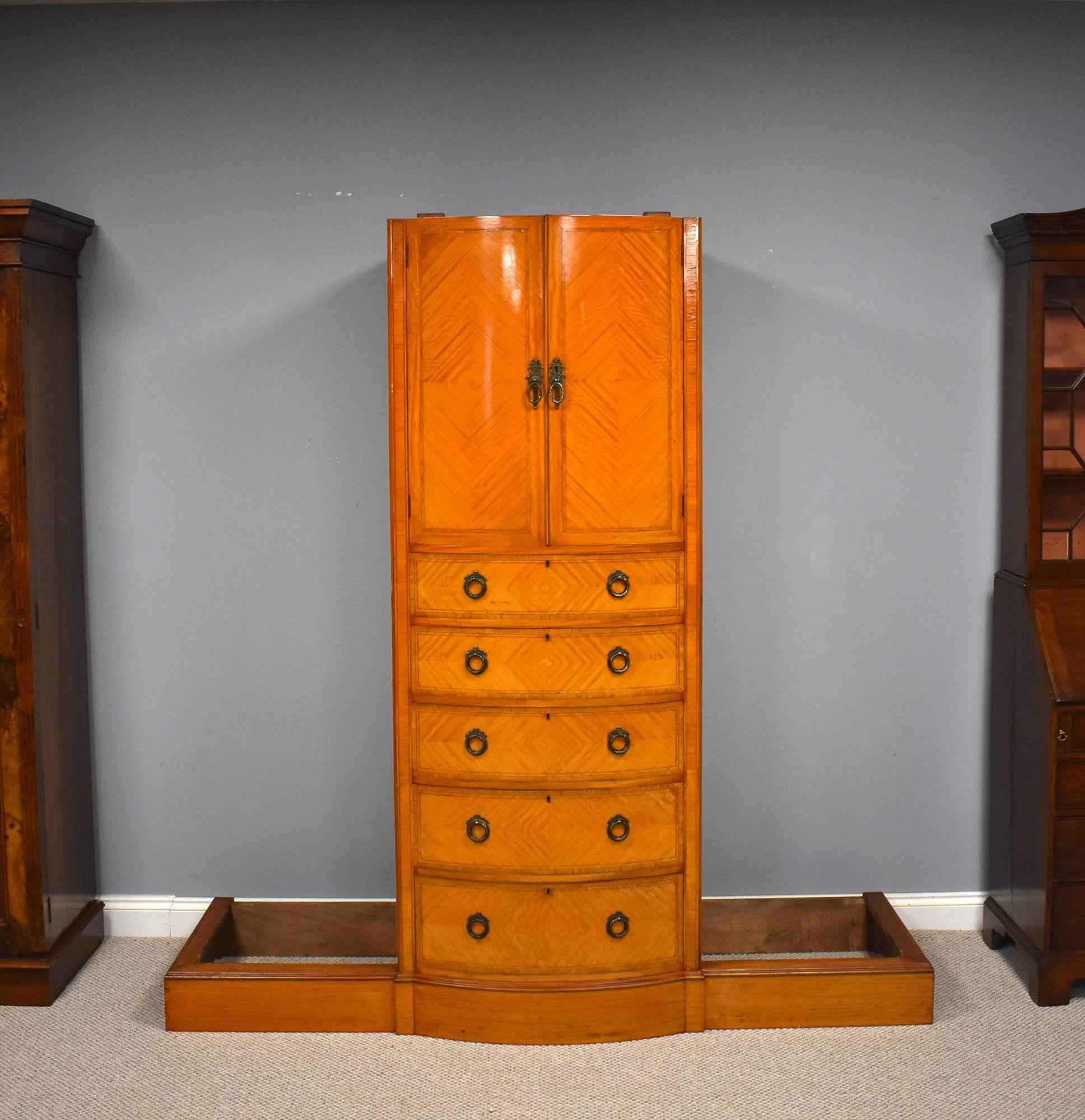 Armadio triplo edoardiano in legno satinato
Codice articolo: 1387
Armadio triplo in legno satinato di qualità edoardiana, con struttura a spacco, splendidamente impiallacciato in legno satinato figurato. La sezione centrale presenta un armadio