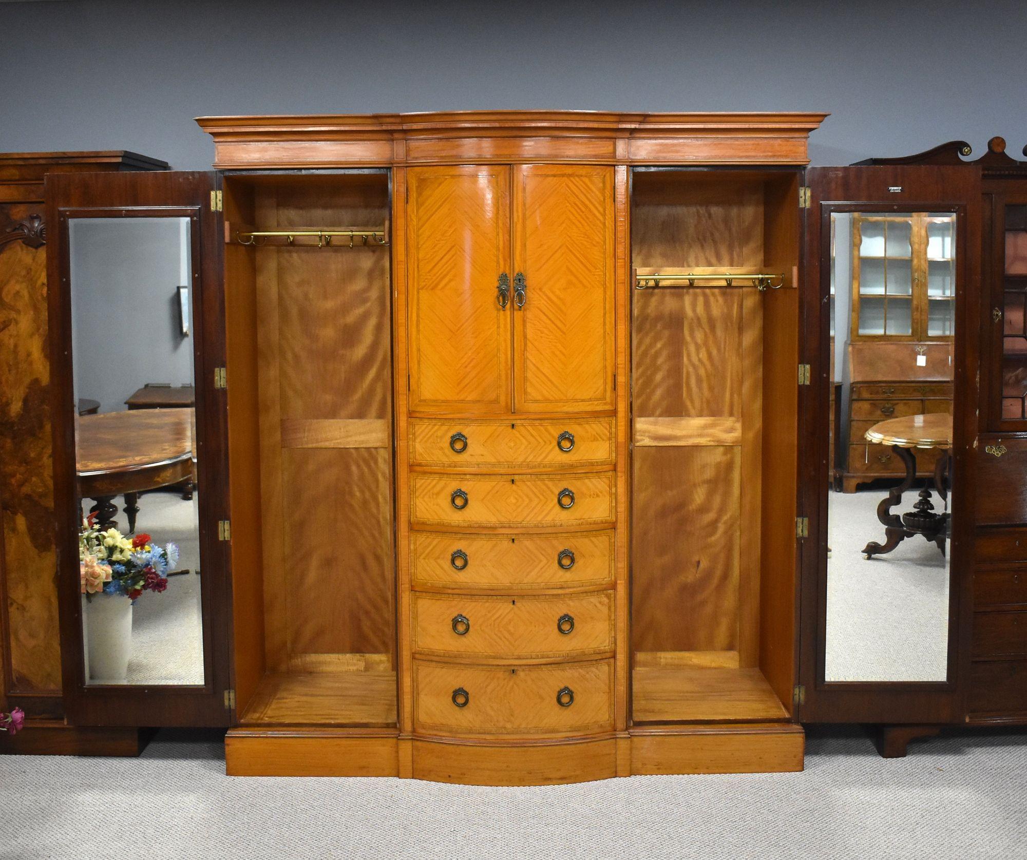 XX secolo Armadio a due ante in legno di raso edoardiano