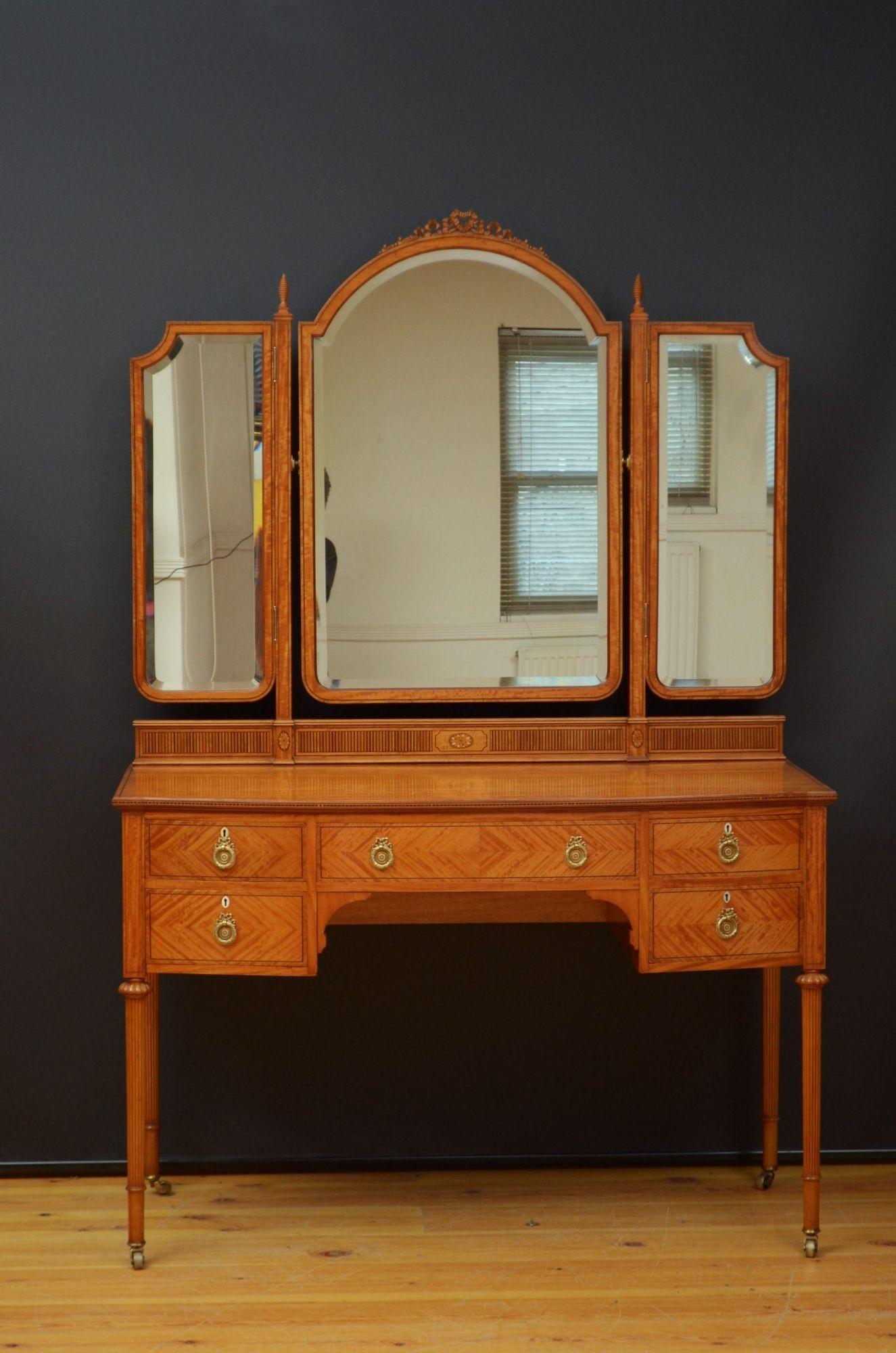 Sn5532 Fine quality and very elegant Edwardian dressing table in satinwood of bowfronted design, having arched centre mirror flanked by two swing mirrors, all with bevelled edge and decorated with turned beehive finials above an inlaid top with
