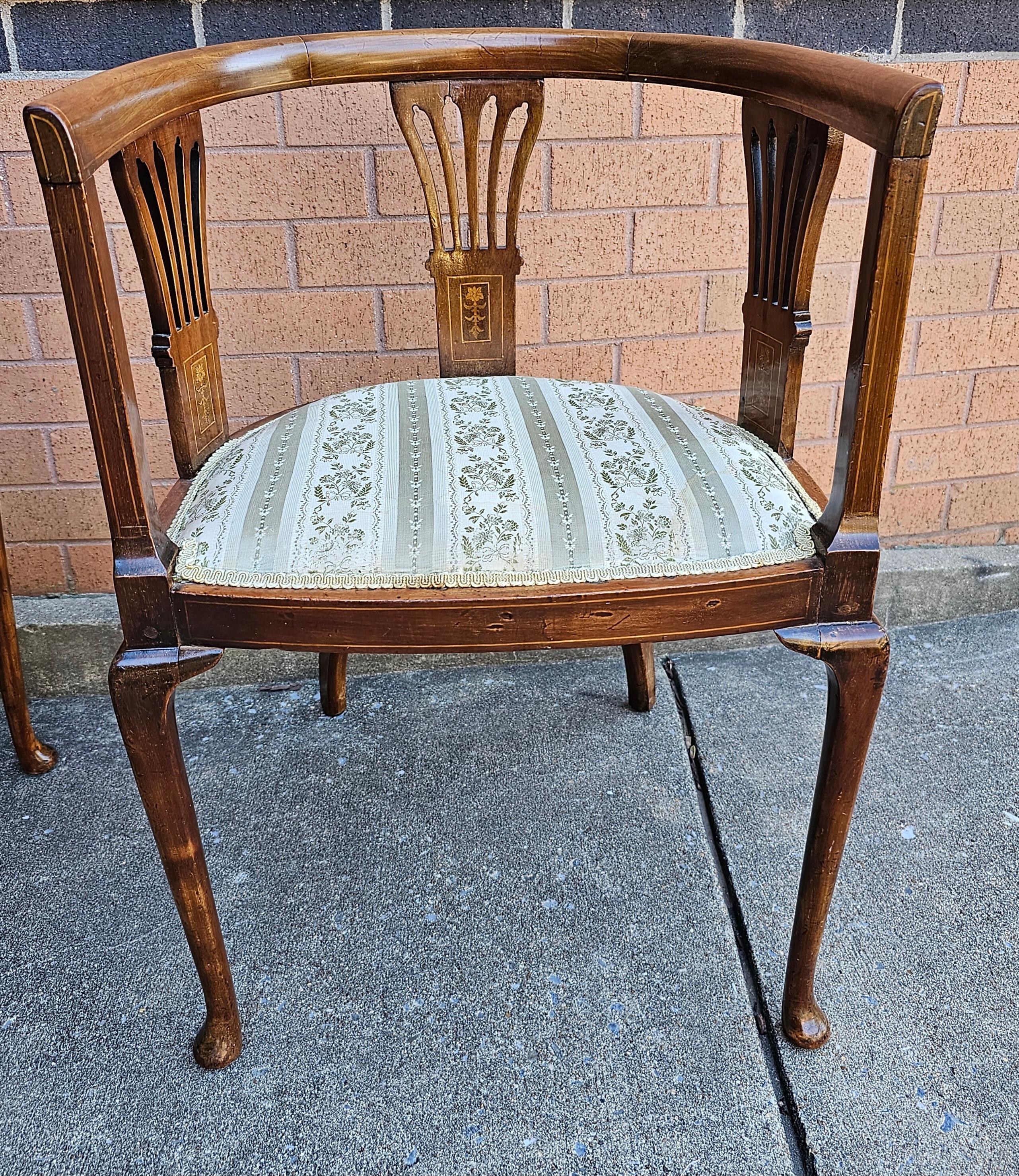 Edwardian Satinwood Inlaid Mahogany Barrel-Back Upholstered Club Armchairs, Pair In Good Condition For Sale In Germantown, MD