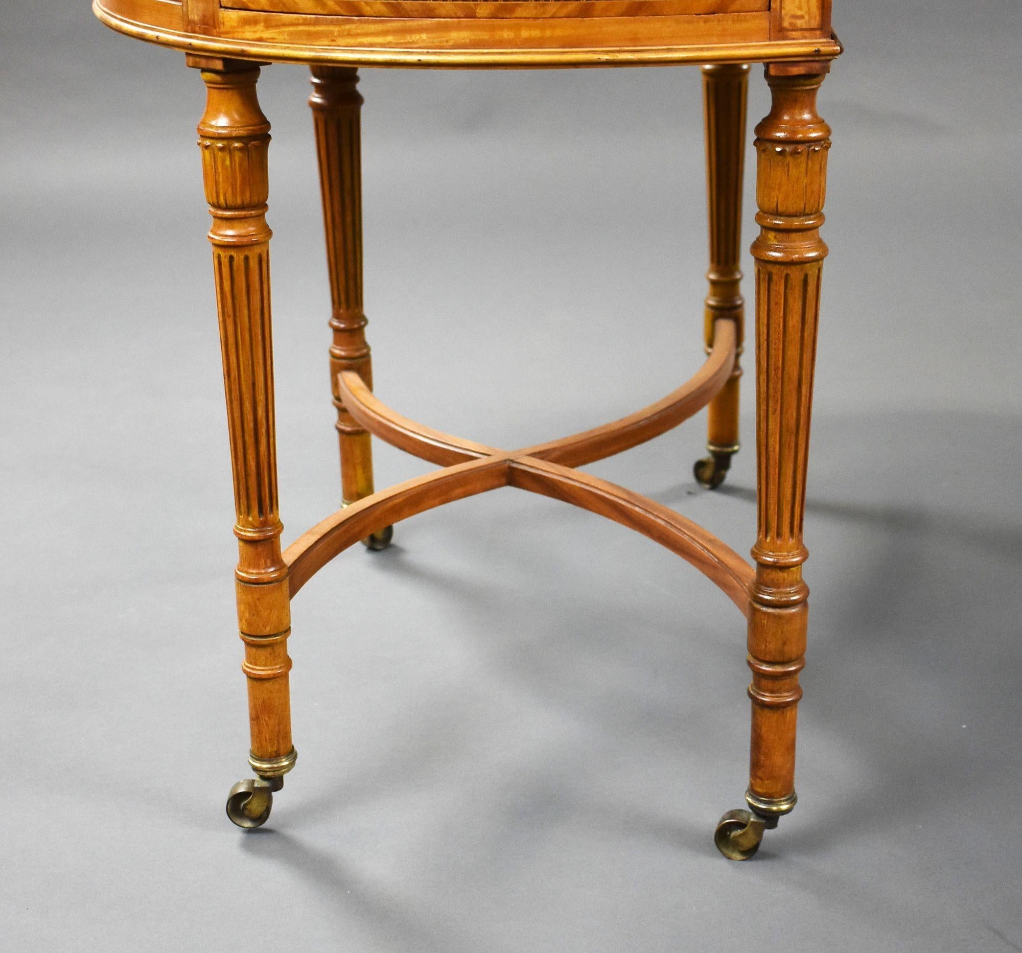 Table d'écriture Edouardienne en bois de satin en forme de rein en vente 6