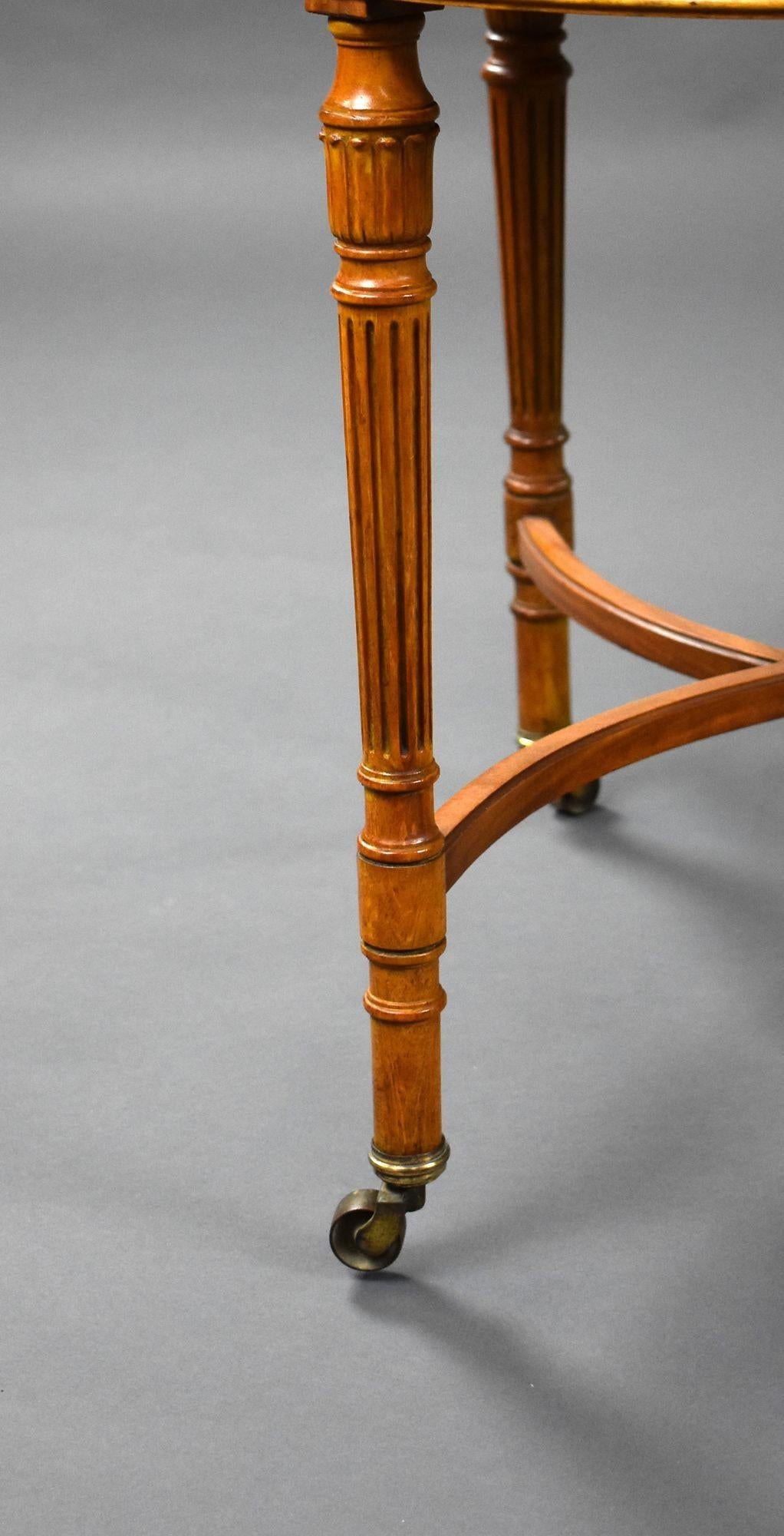 Table d'écriture Edouardienne en bois de satin en forme de rein en vente 7