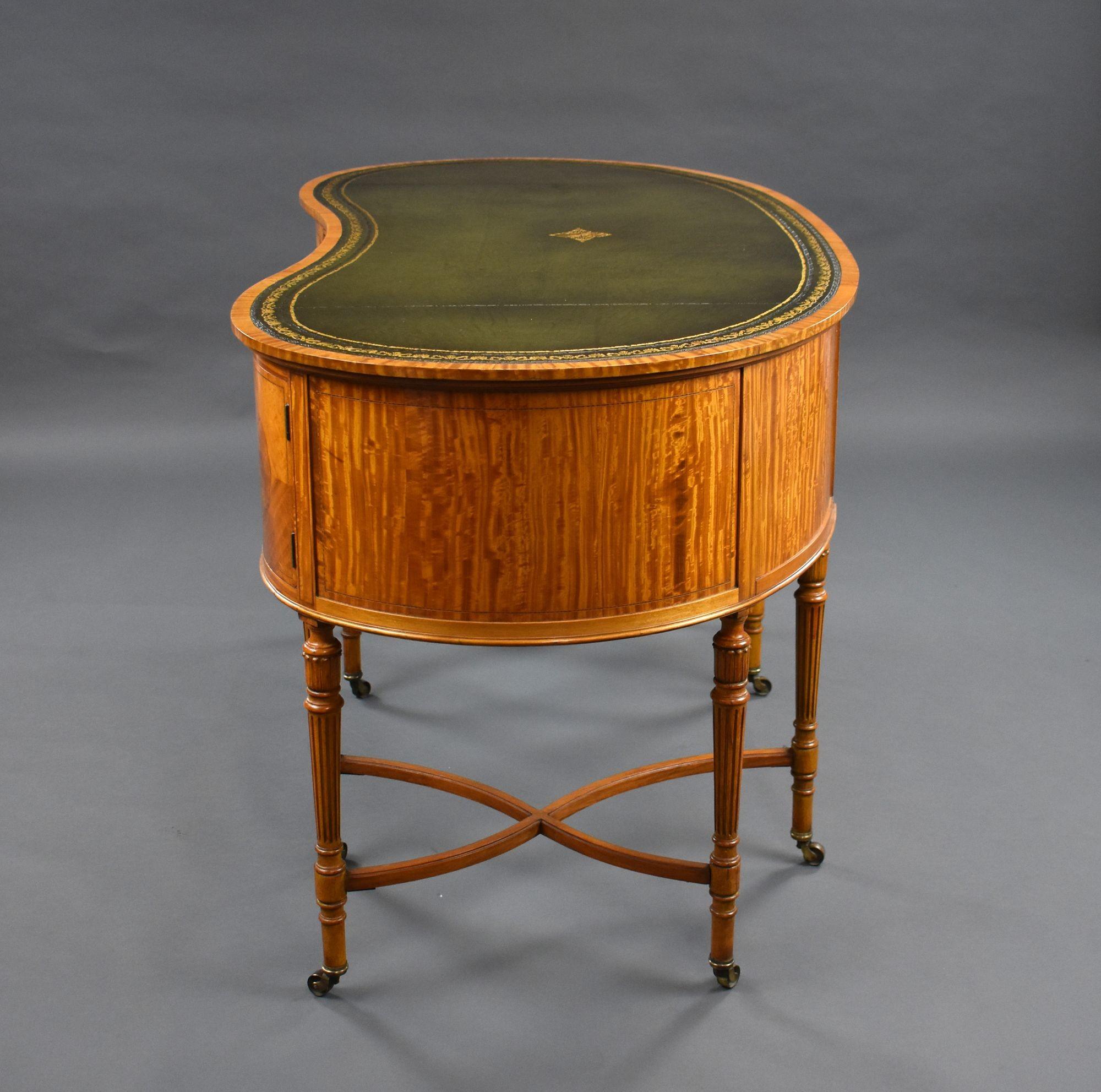 Citronnier Table d'écriture Edouardienne en bois de satin en forme de rein en vente
