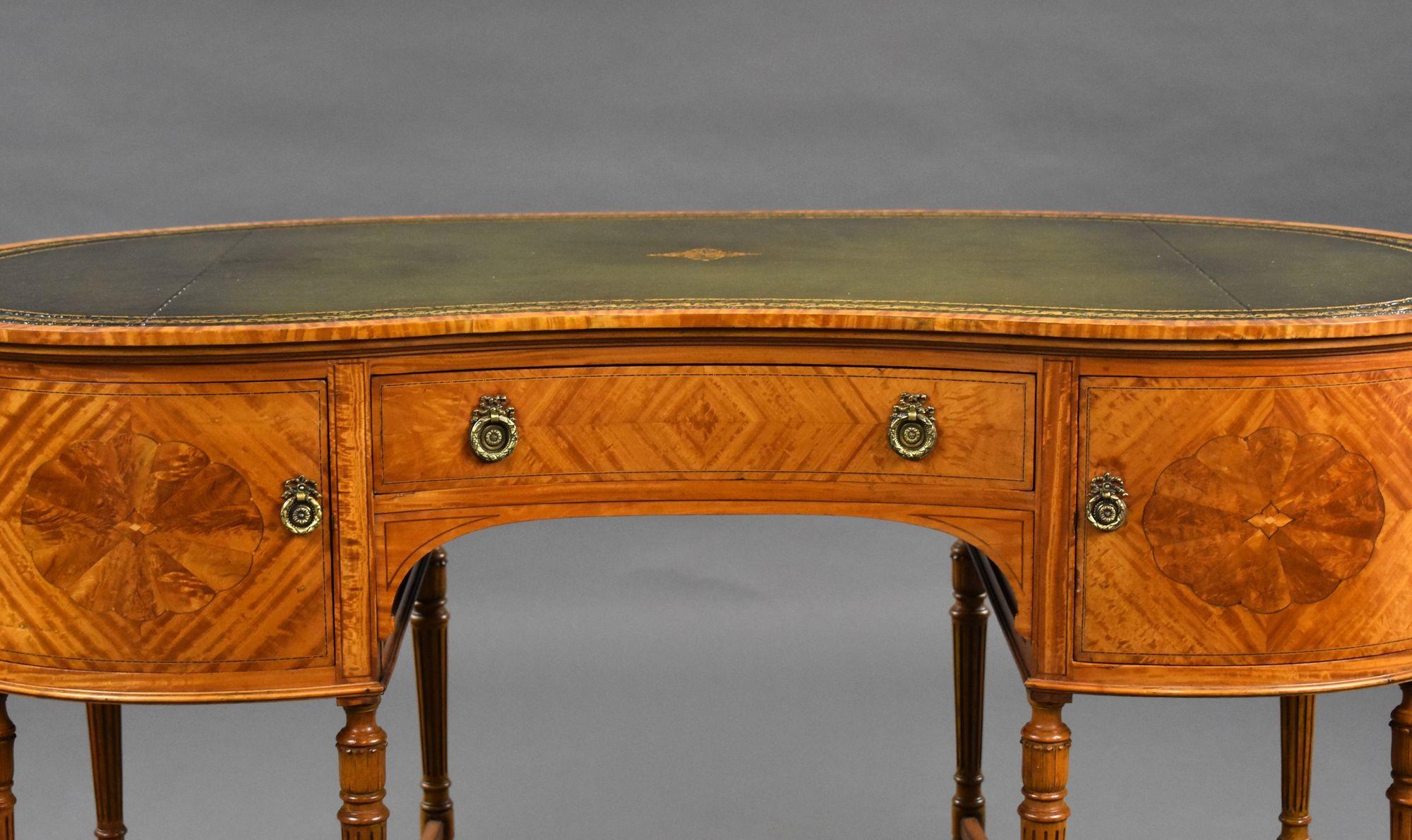 Table d'écriture Edouardienne en bois de satin en forme de rein en vente 3