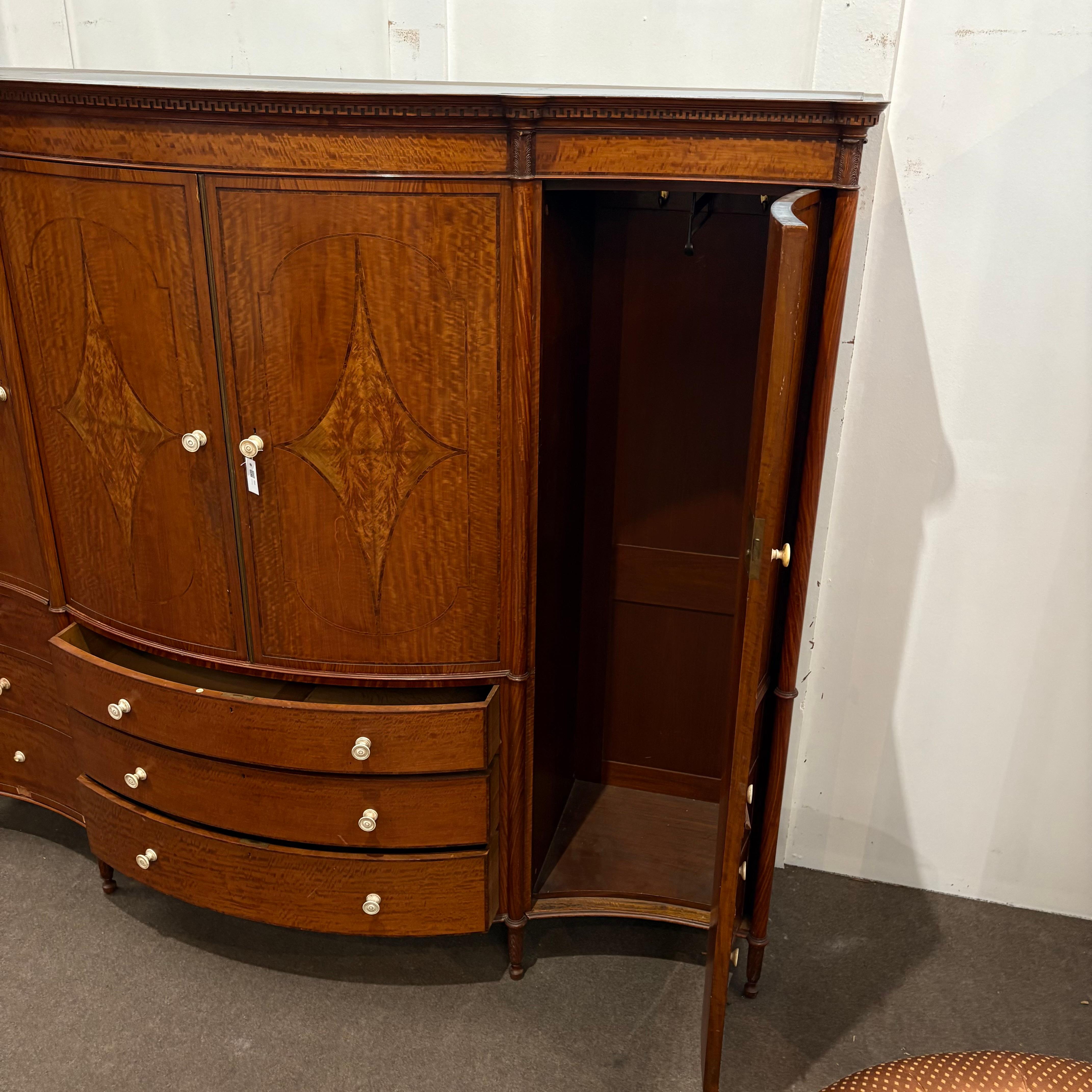 Edwardian Satinwood Garderobe von höchster Qualität (Frühes 20. Jahrhundert) im Angebot