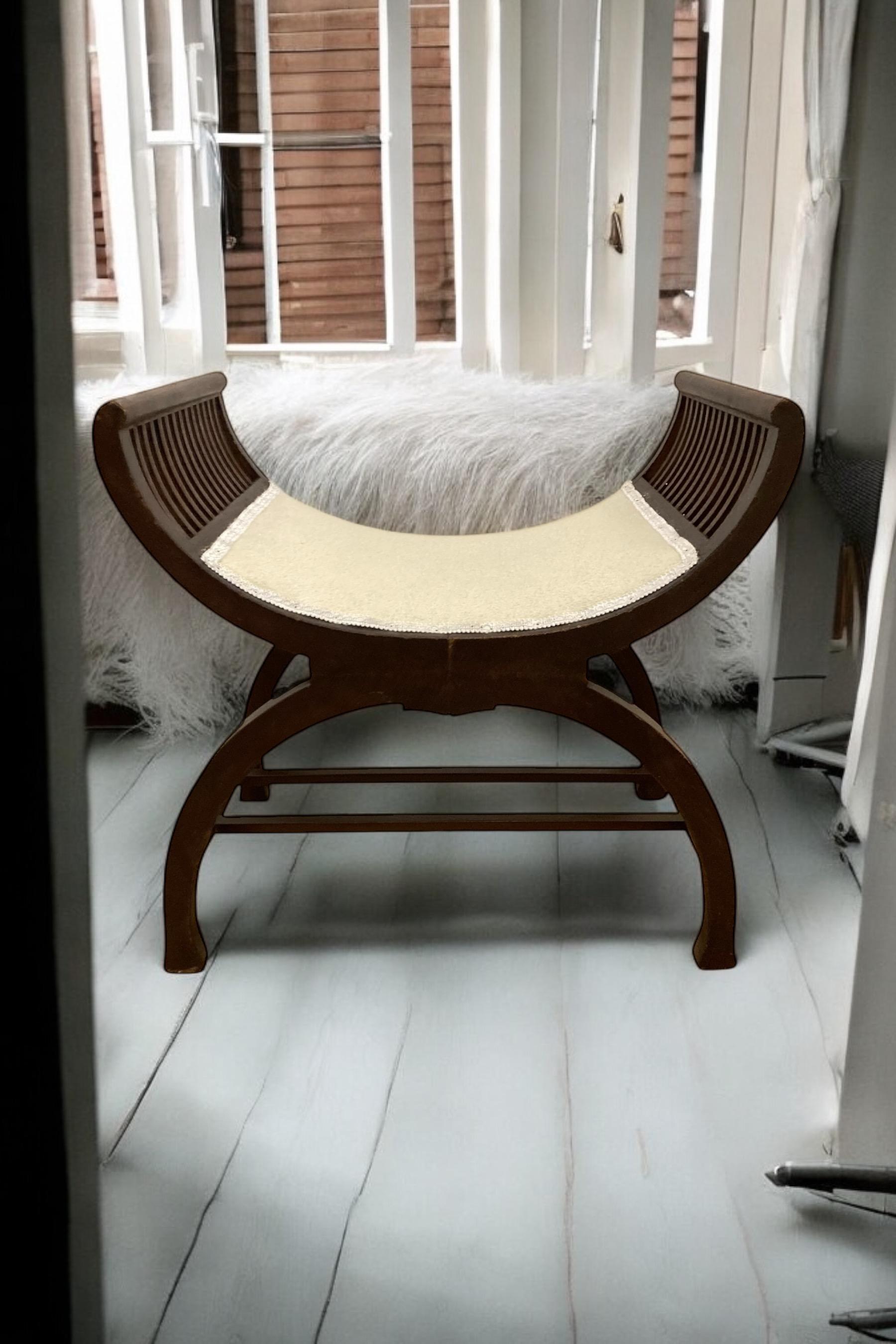 Edwardian Savanrola Style Mahogany Piano Stool with White Boucle Fabric Seat newly upholstered. Good solid useable antique condtion. Free UK Shipping.

H: 57cm
Seat H: 36cm
W: 60cm
D: 38cm
