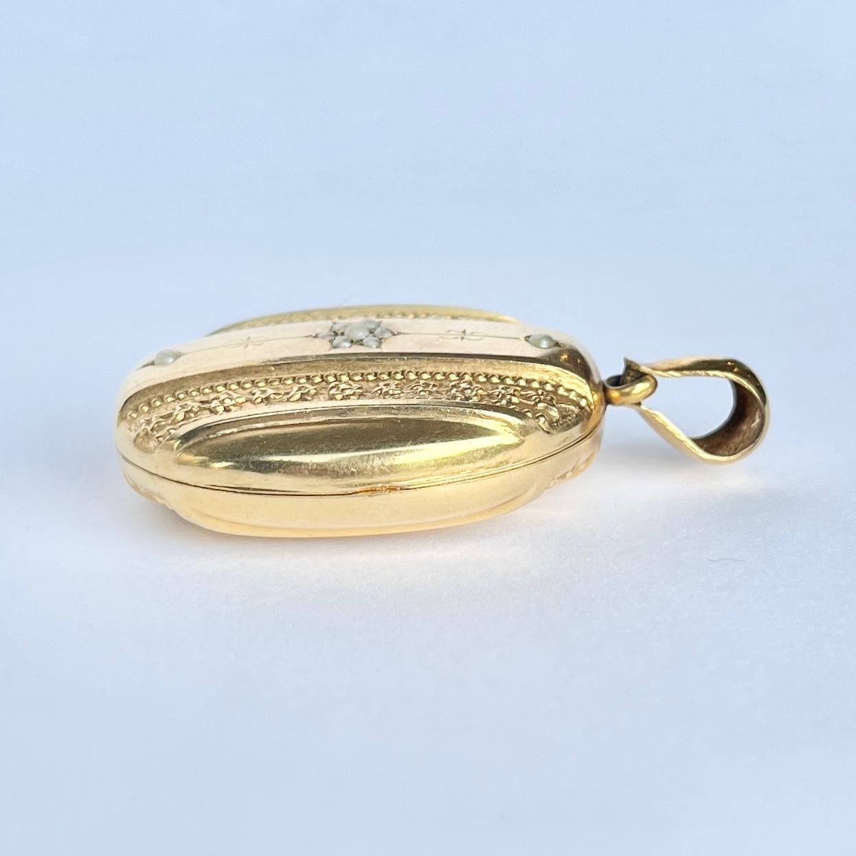 Edwardian Seed Pearl und 15 Karat Gold Medaillon im Zustand „Gut“ im Angebot in Chipping Campden, GB