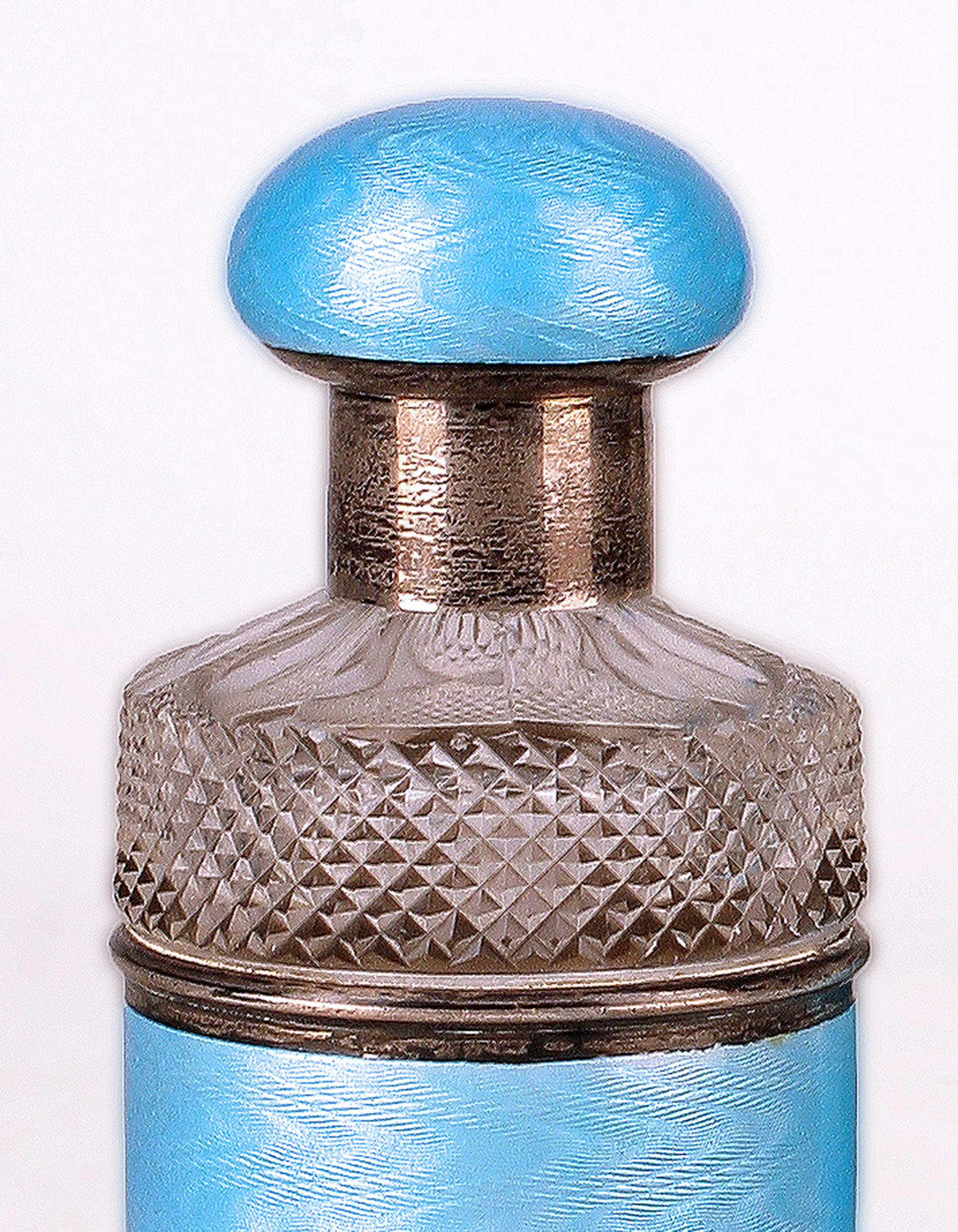 Anglais Ensemble édouardien de flacons à parfum en verre taillé en argent et en émail guilloché, avec boîte en vente