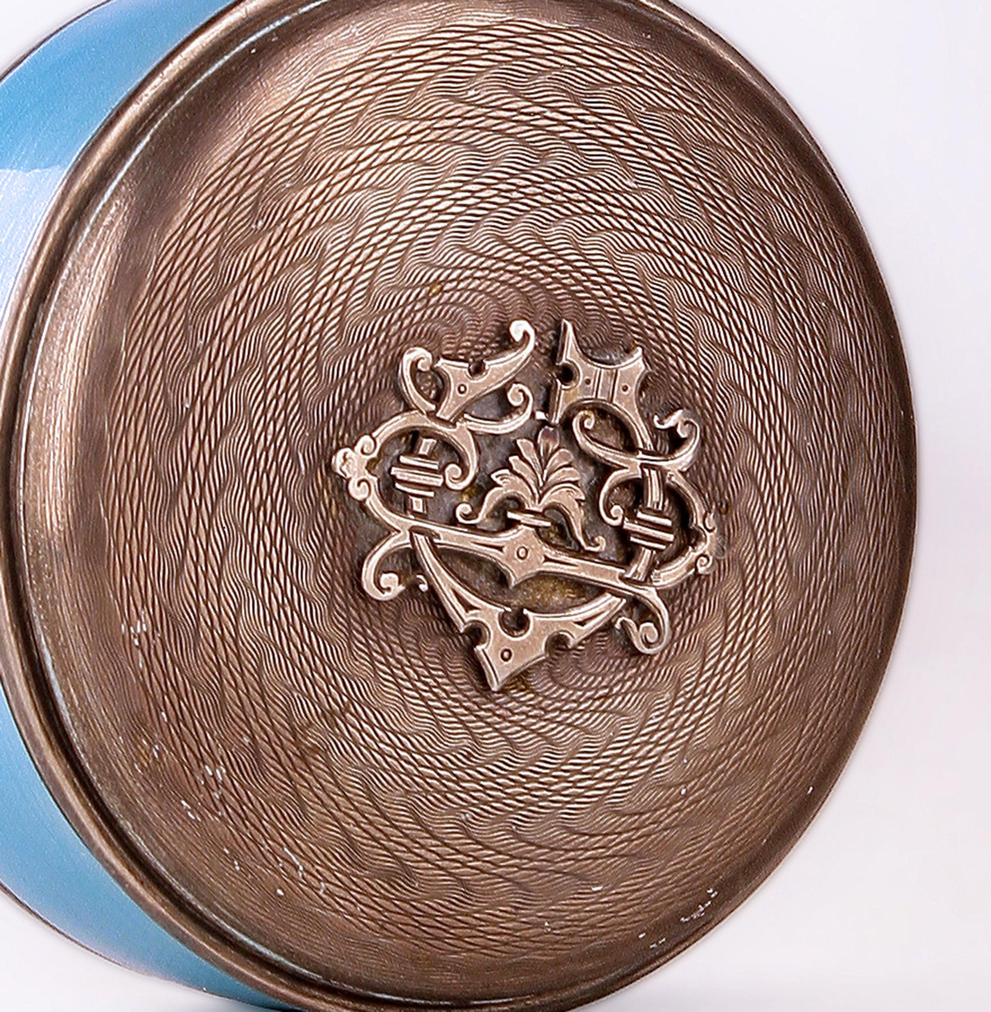 Ensemble édouardien de flacons à parfum en verre taillé en argent et en émail guilloché, avec boîte Bon état - En vente à North Miami, FL