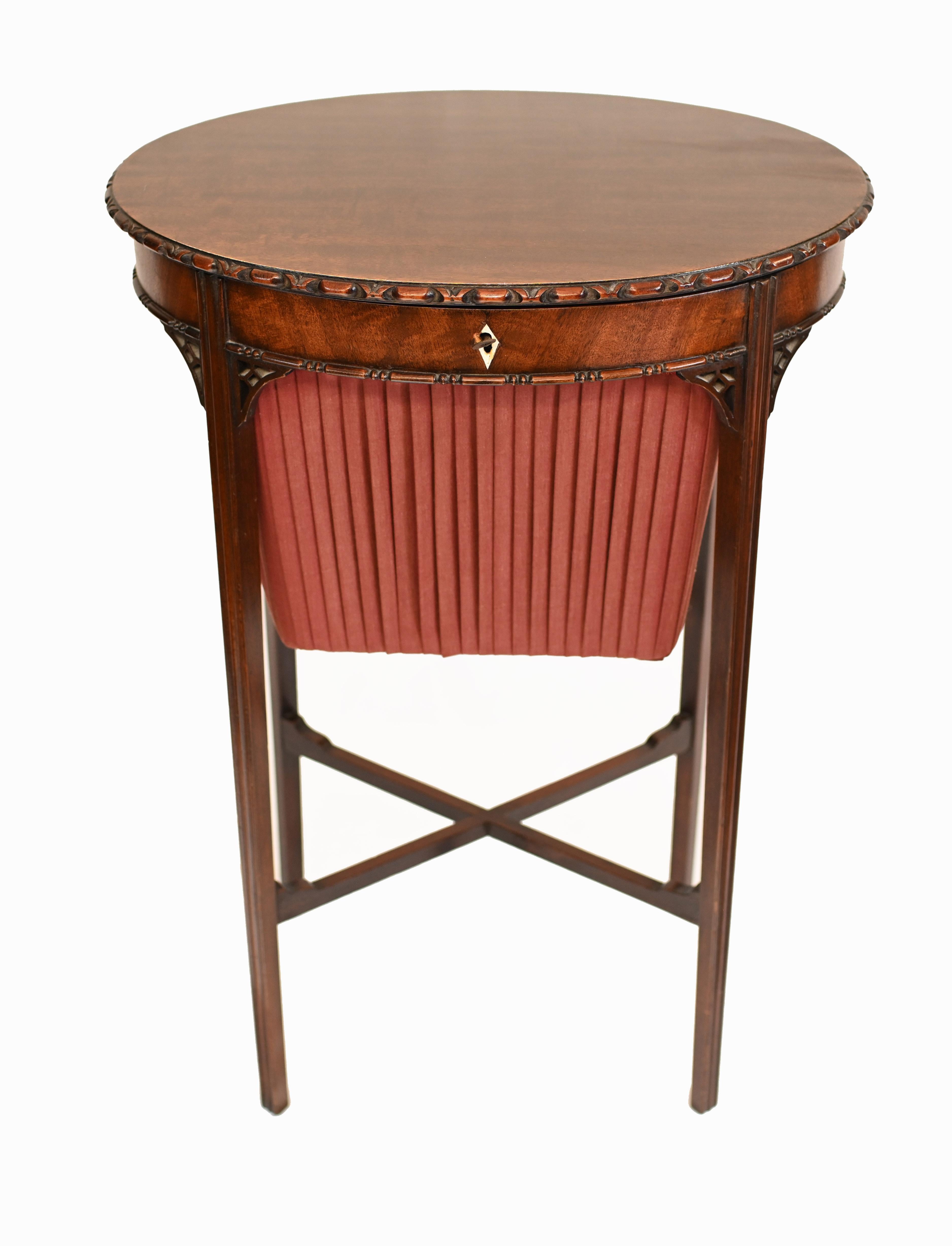 Elegant Edwardian sewing table in mahogany
Great patina to the wood
Features a carved piecrust edging and tapering reeded legs
Circa 1910 on this fine piece of English furniture
Some of our items are in storage so please check ahead of a viewing to