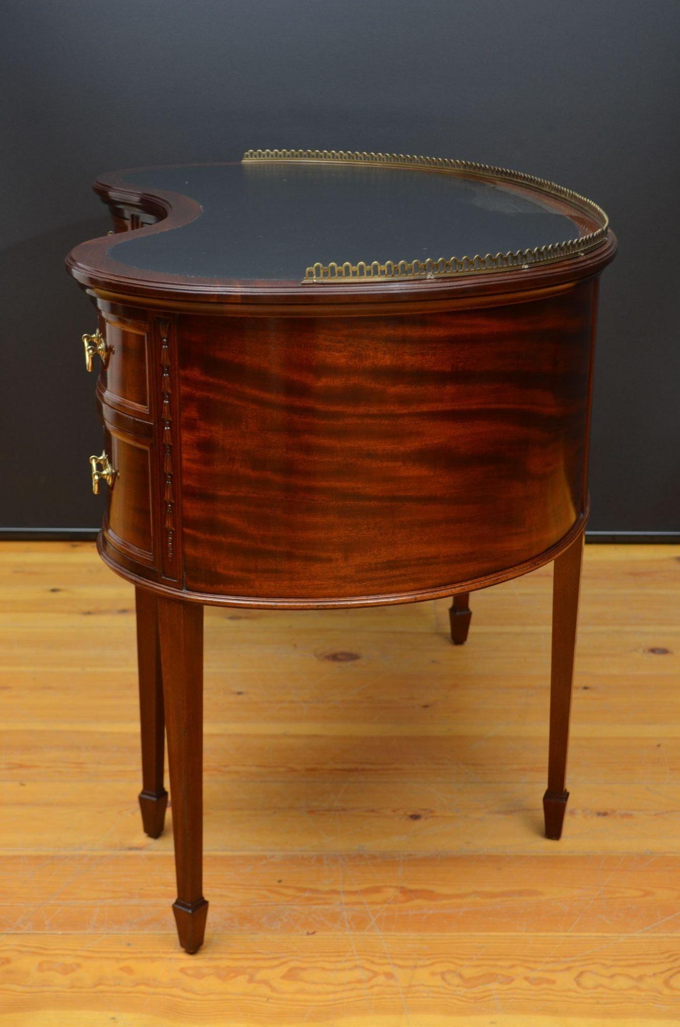 Edwardian Shapland & Petter Mahagoni Niere geformt Schreibtisch c1900 im Zustand „Gut“ im Angebot in High Peak, GB