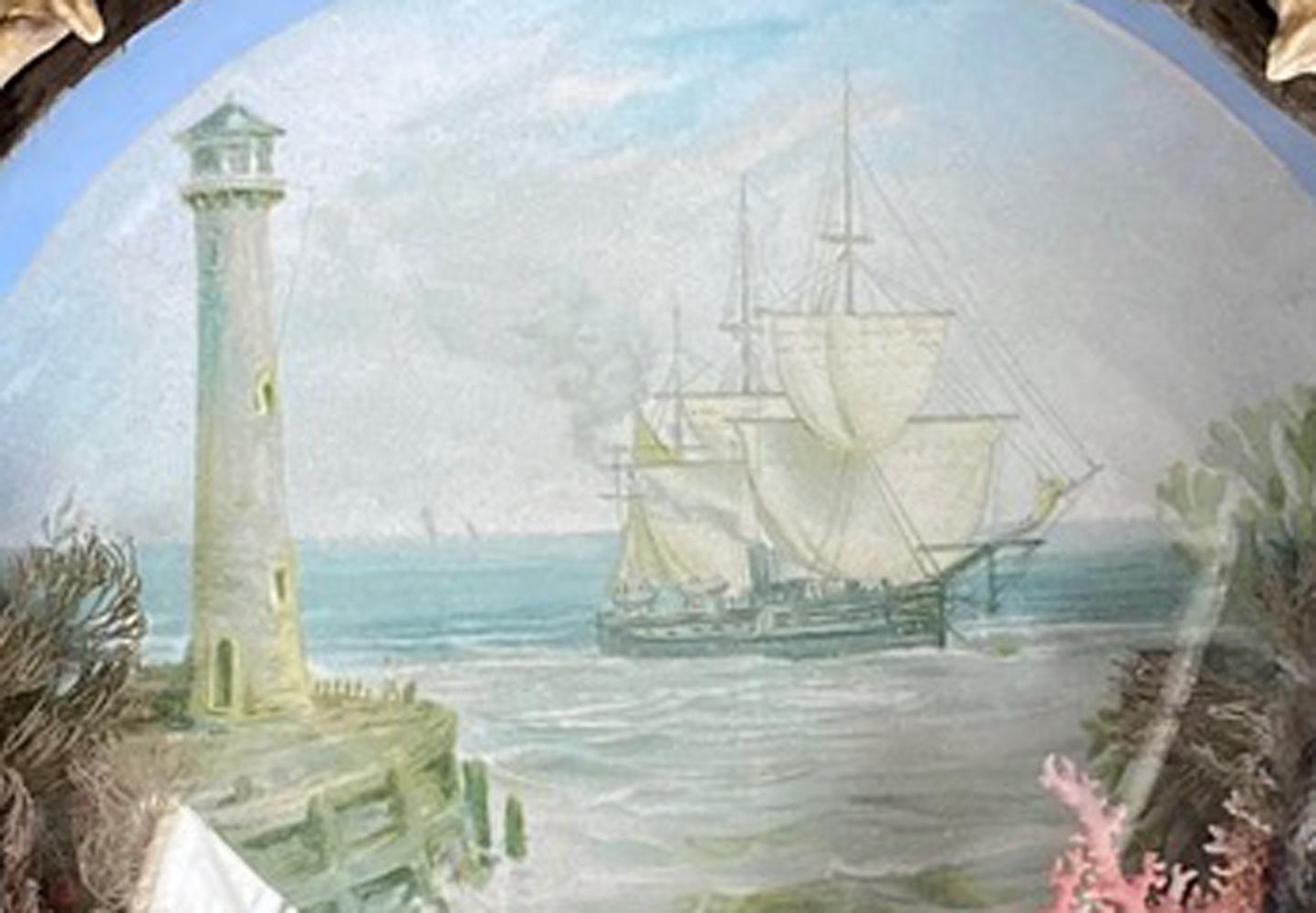Edwardian Shellwork Valentine Diorama von einem Leuchtturm mit Schiff
Datum: CIRCA 1900
Herkunft: England

MATERIALIEN: Muscheln, Korallen, Seegras, Chromolithographie, Holz, Glas

Abmessungen: 10 3/4 Zoll Durchmesser x 2 Zoll tief  (27 cm x 5.08cm)