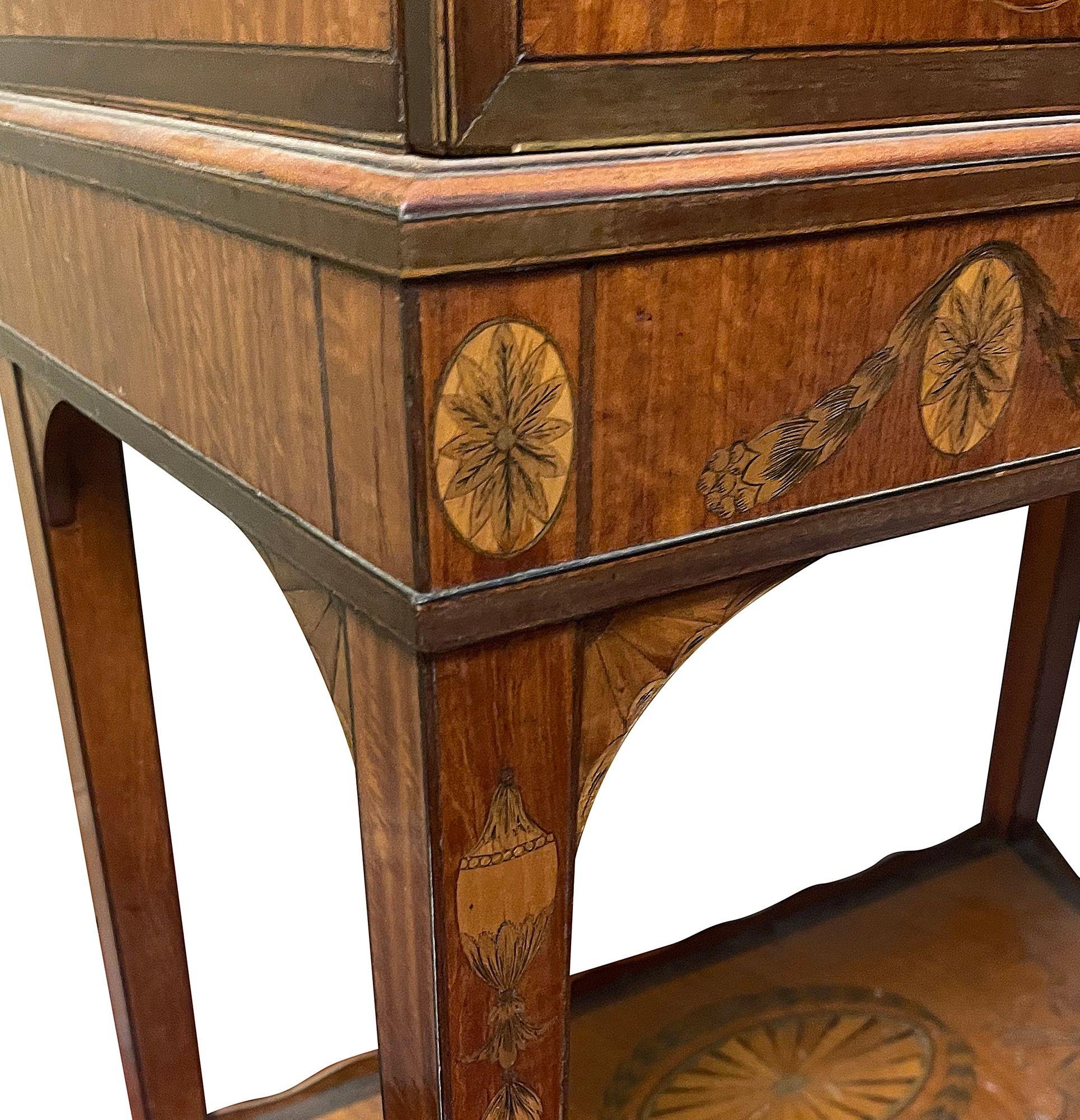Edwardian Sheraton revival display cabinet, circa 1900 In Good Condition For Sale In Brighton, Sussex