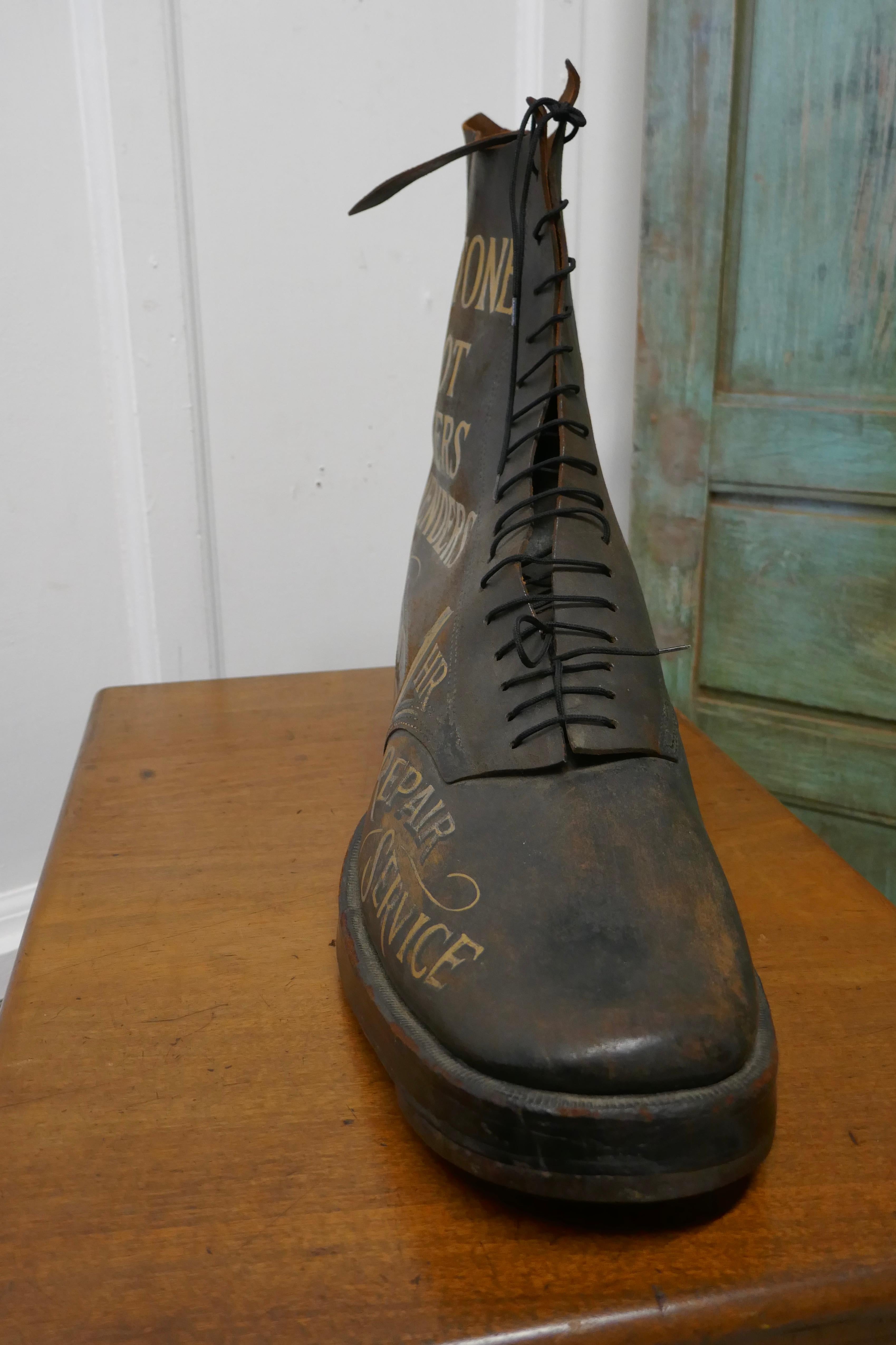 Ein viktorianisches Schuhladen- oder Cobblers-Geschäftsschild, Lederstiefel-Vitrine (20. Jahrhundert) im Angebot