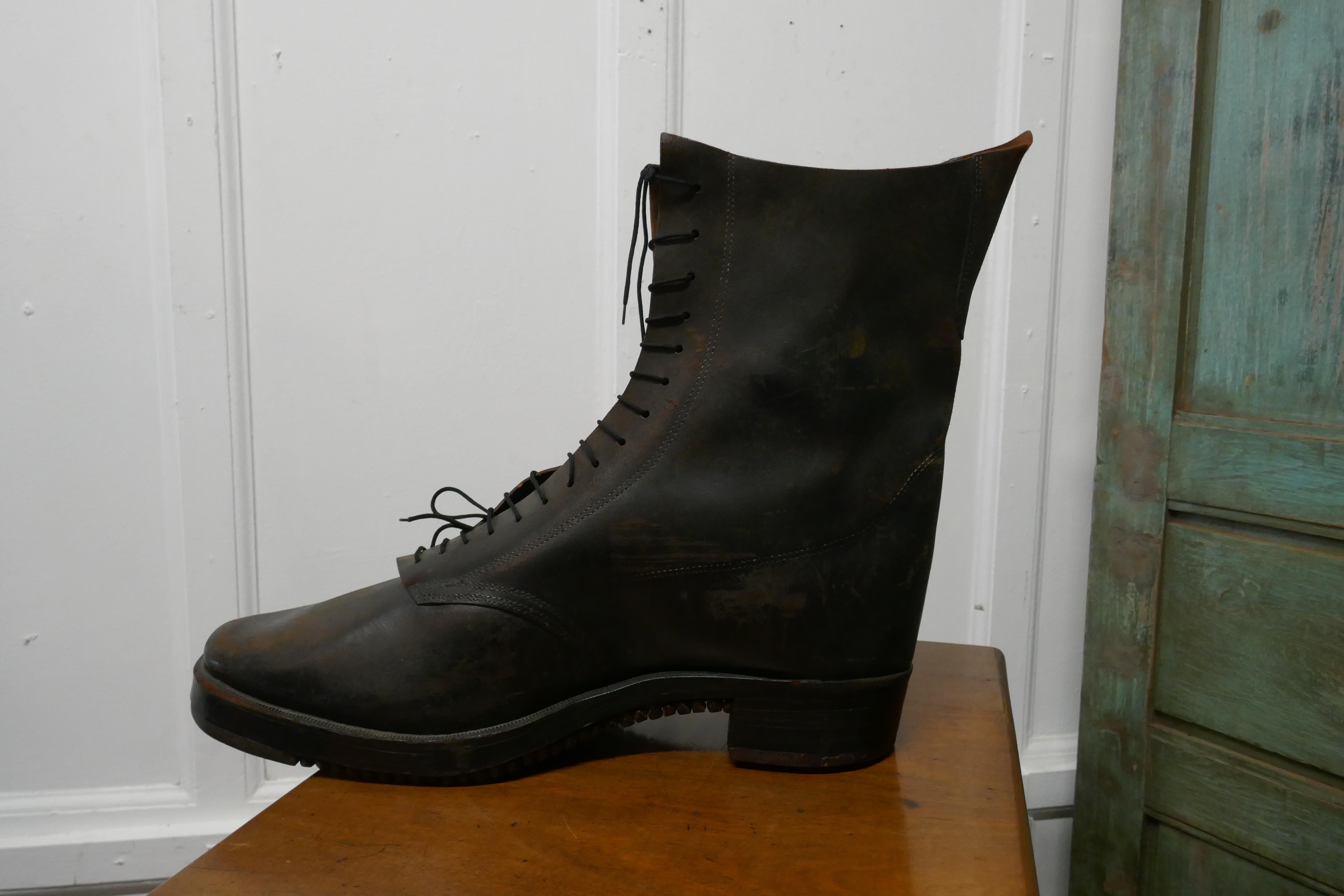 Ein viktorianisches Schuhladen- oder Cobblers-Geschäftsschild, Lederstiefel-Vitrine im Angebot 1