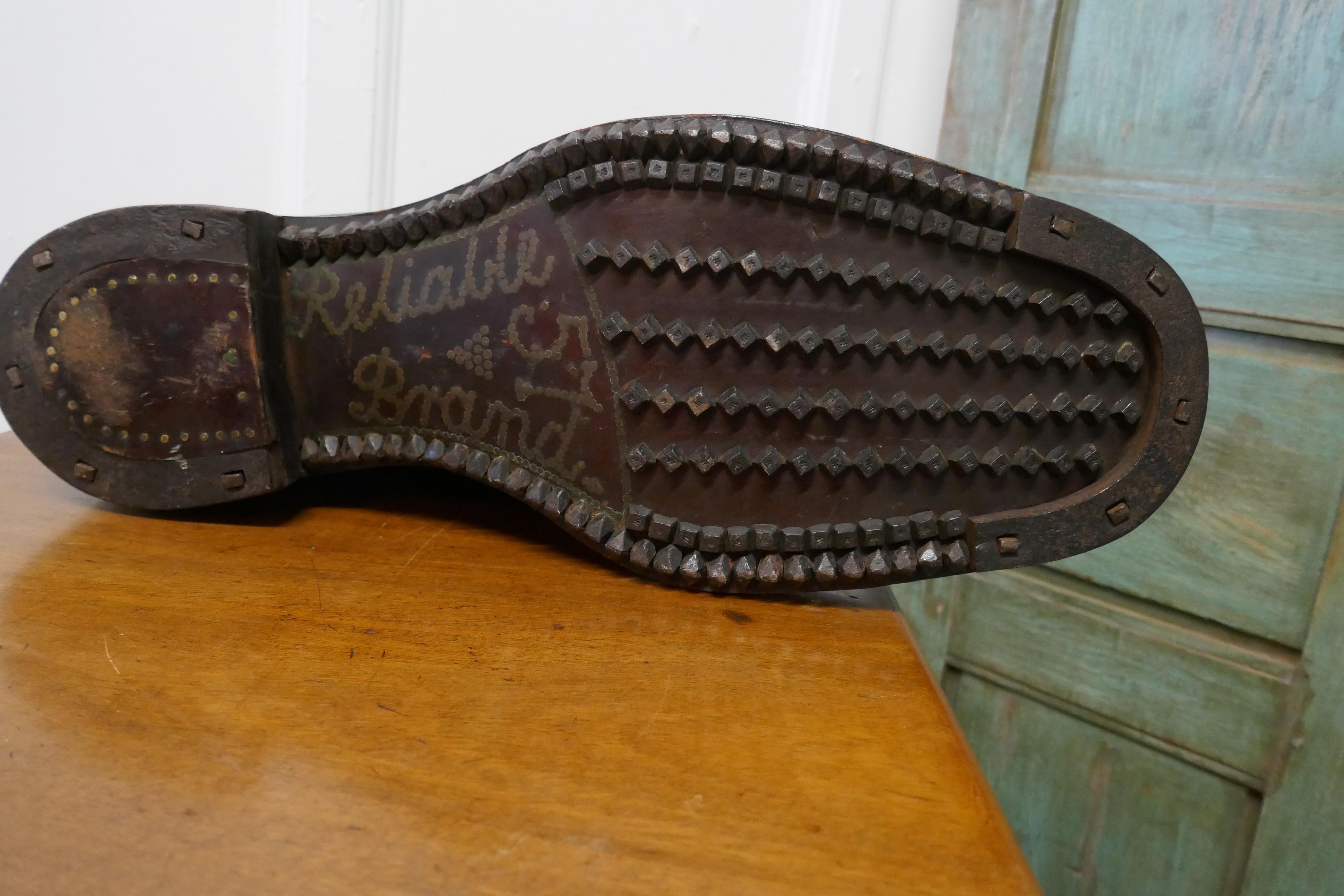 Ein viktorianisches Schuhladen- oder Cobblers-Geschäftsschild, Lederstiefel-Vitrine im Angebot 4