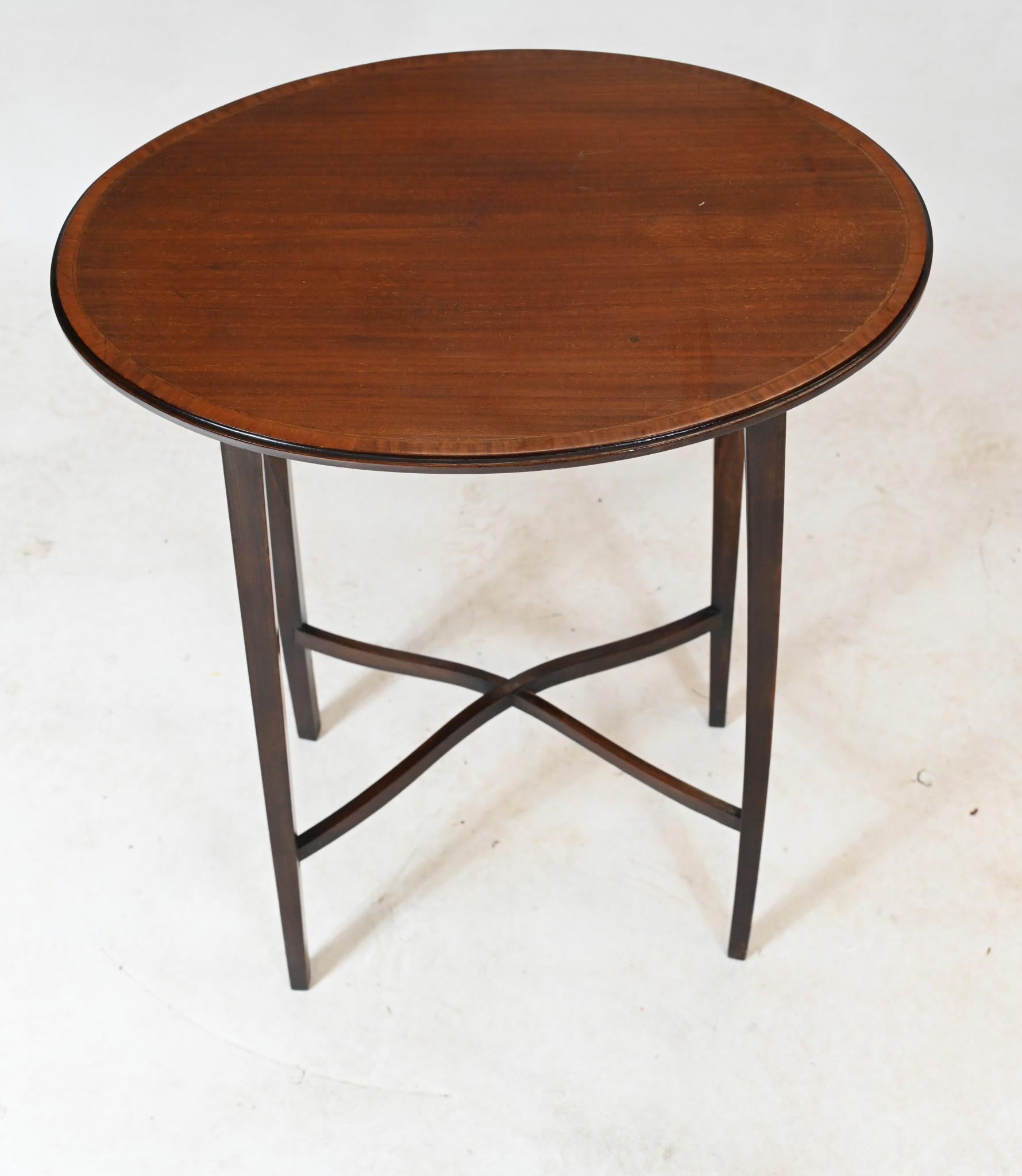 Mesa auxiliar eduardiana de caoba 1910 Caoba en venta