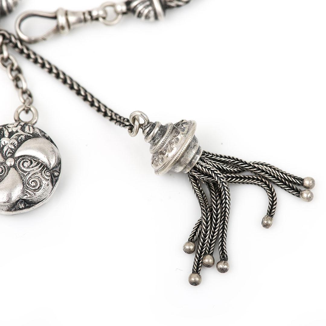 Ein wunderschönes, antikes albertina Armband aus massivem Silber mit verschnörkeltem T-Steg, Quaste und Seilkette mit Schieber. Ein sehr hübsches Beispiel für ein edwardianisches Design um 1905, das auch heute noch tragbar ist.
 
Benannt nach Prinz