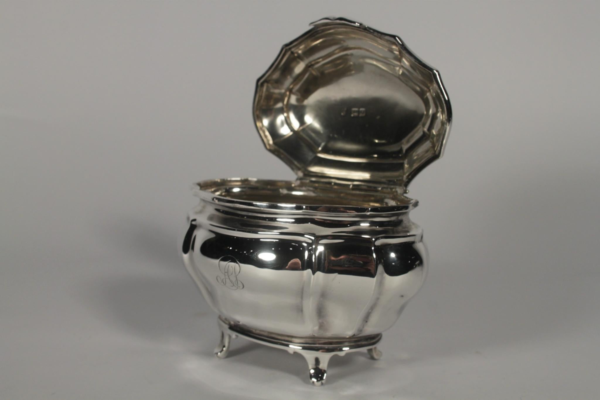 Caddy ovale in argento di epoca edoardiana di forma serpeggiante e semplice
Oggetti d'argento d'epoca edoardiana
Ha un coperchio incernierato e poggia su 4 piedini strombati.
A. Hall contrassegnata per Londra 1909
Possiamo spedire in tutto il mondo,