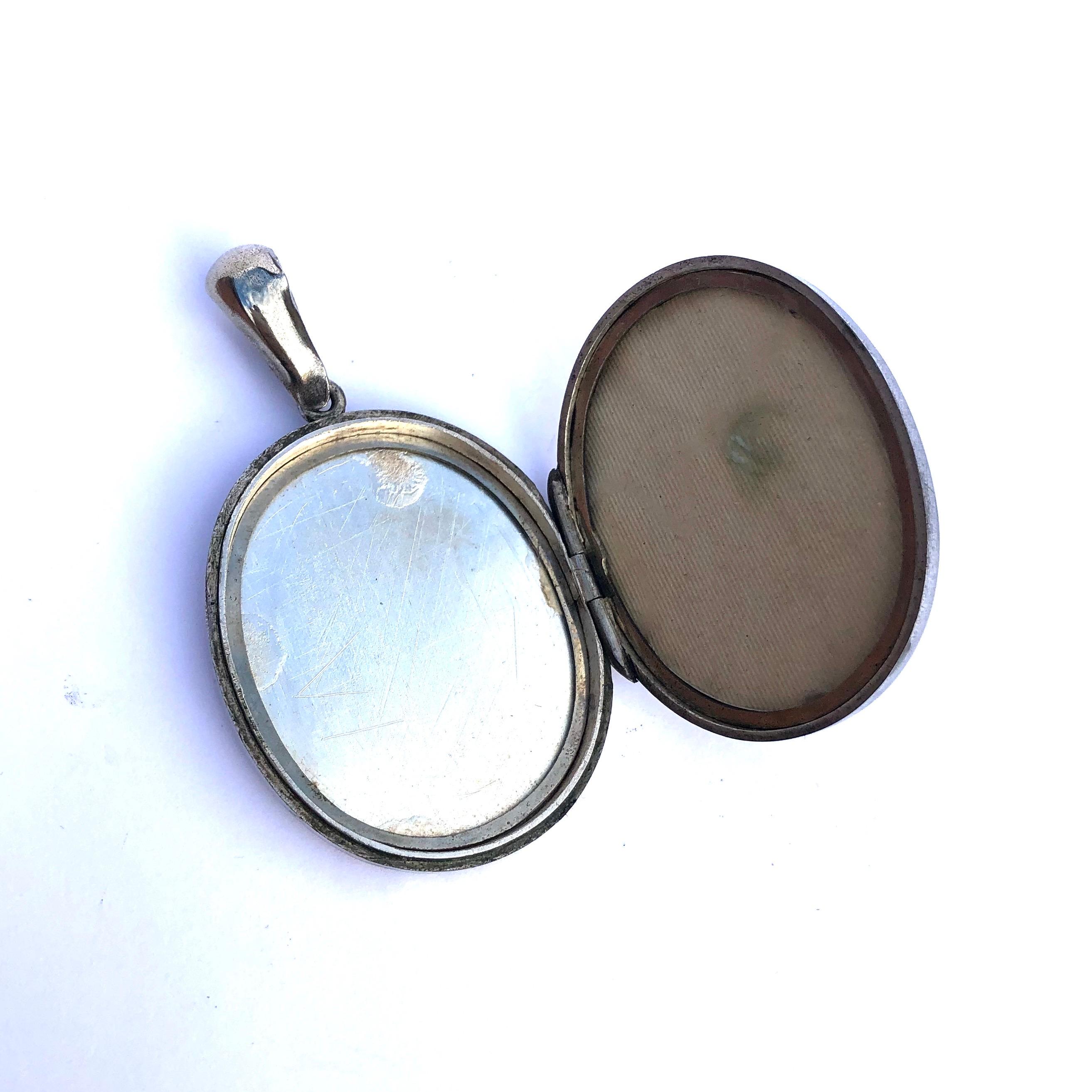 Edwardian Silver Decorative Locket In Good Condition In Chipping Campden, GB