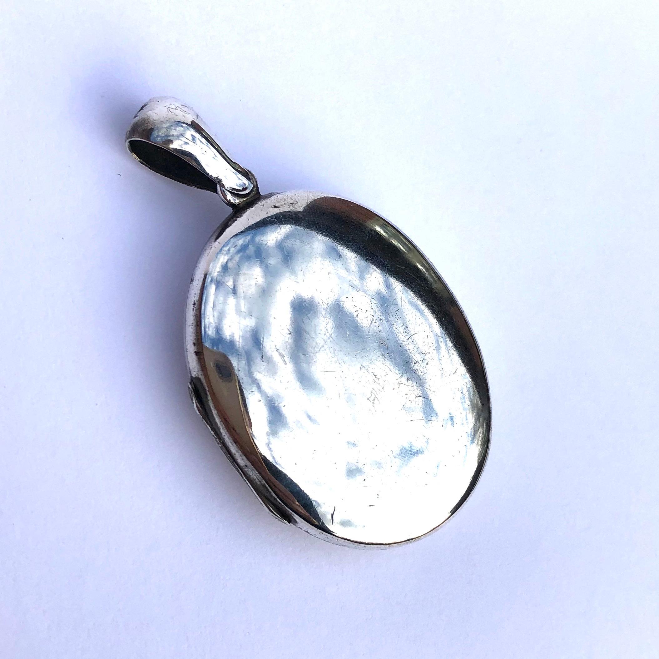 Exquisitely engraved on the front of this locket are the initials PB. On he inside of the locket there is still a glazed panel which can be used. 

Dimensions Inc Loop: 55x 32mm 

Weight: 15.1g