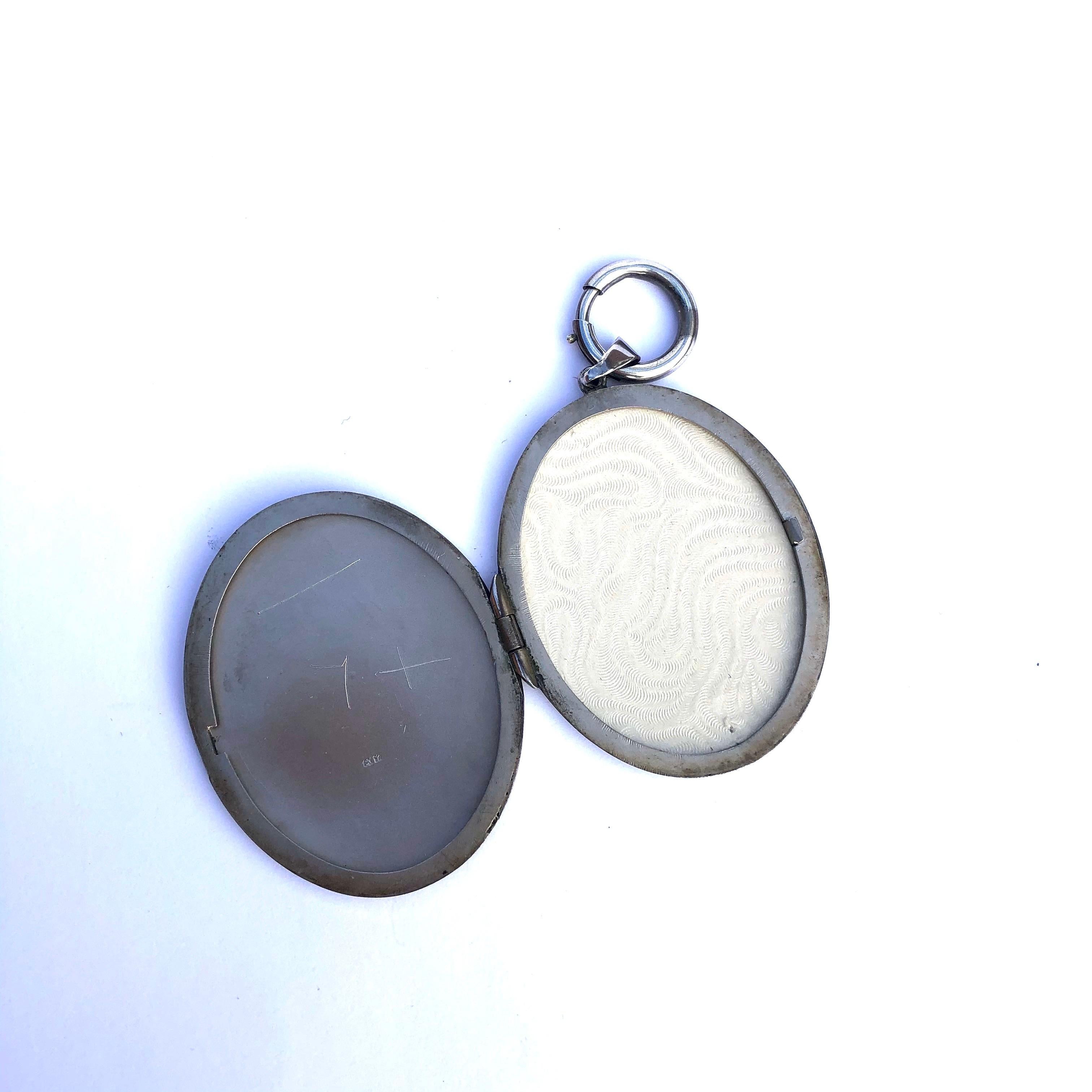 Edwardian Silver Engraved Locket In Good Condition In Chipping Campden, GB
