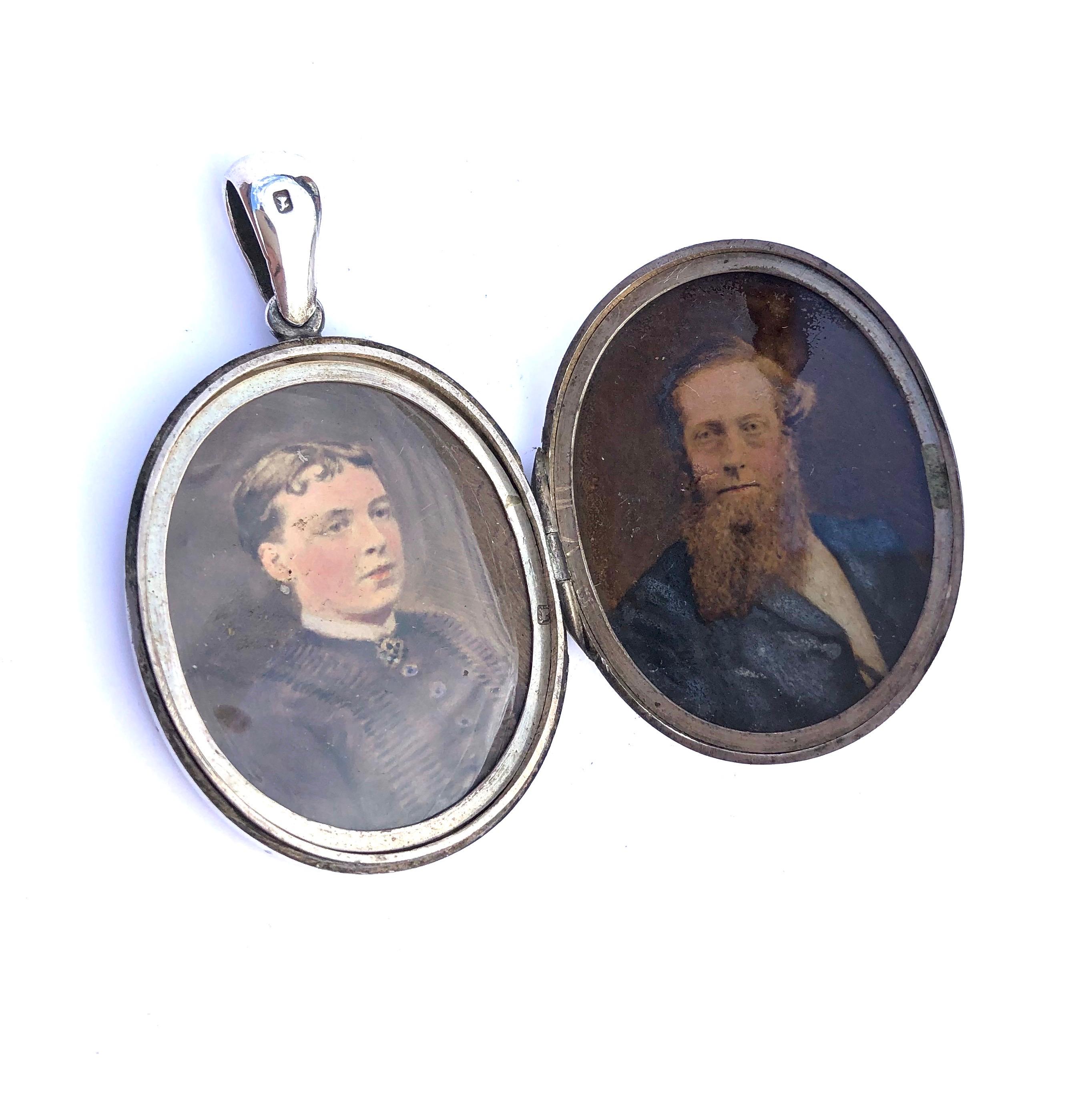 Edwardian Silver Engraved Locket In Good Condition In Chipping Campden, GB