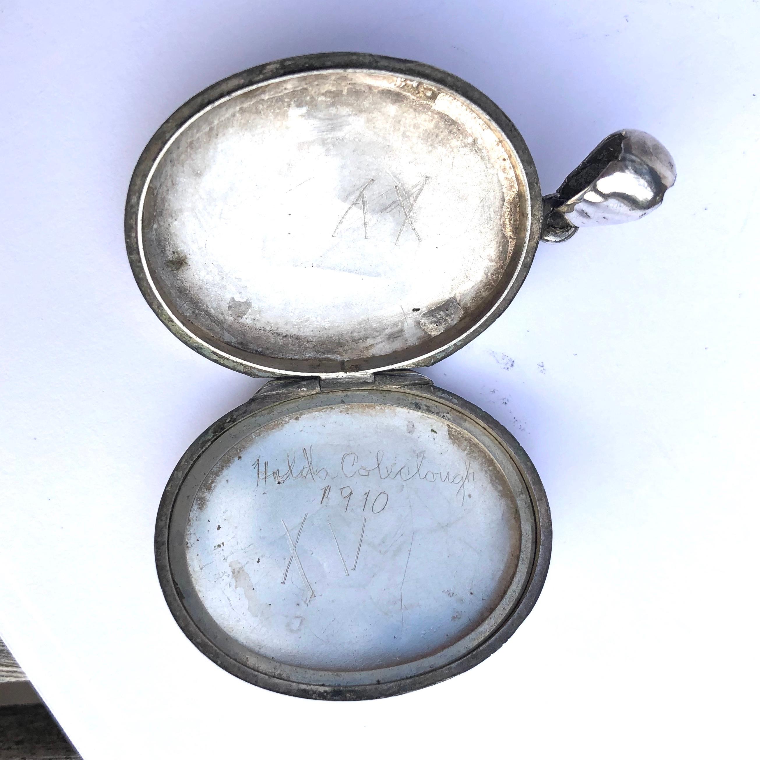 Edwardian Silver Engraved Locket In Good Condition For Sale In Chipping Campden, GB
