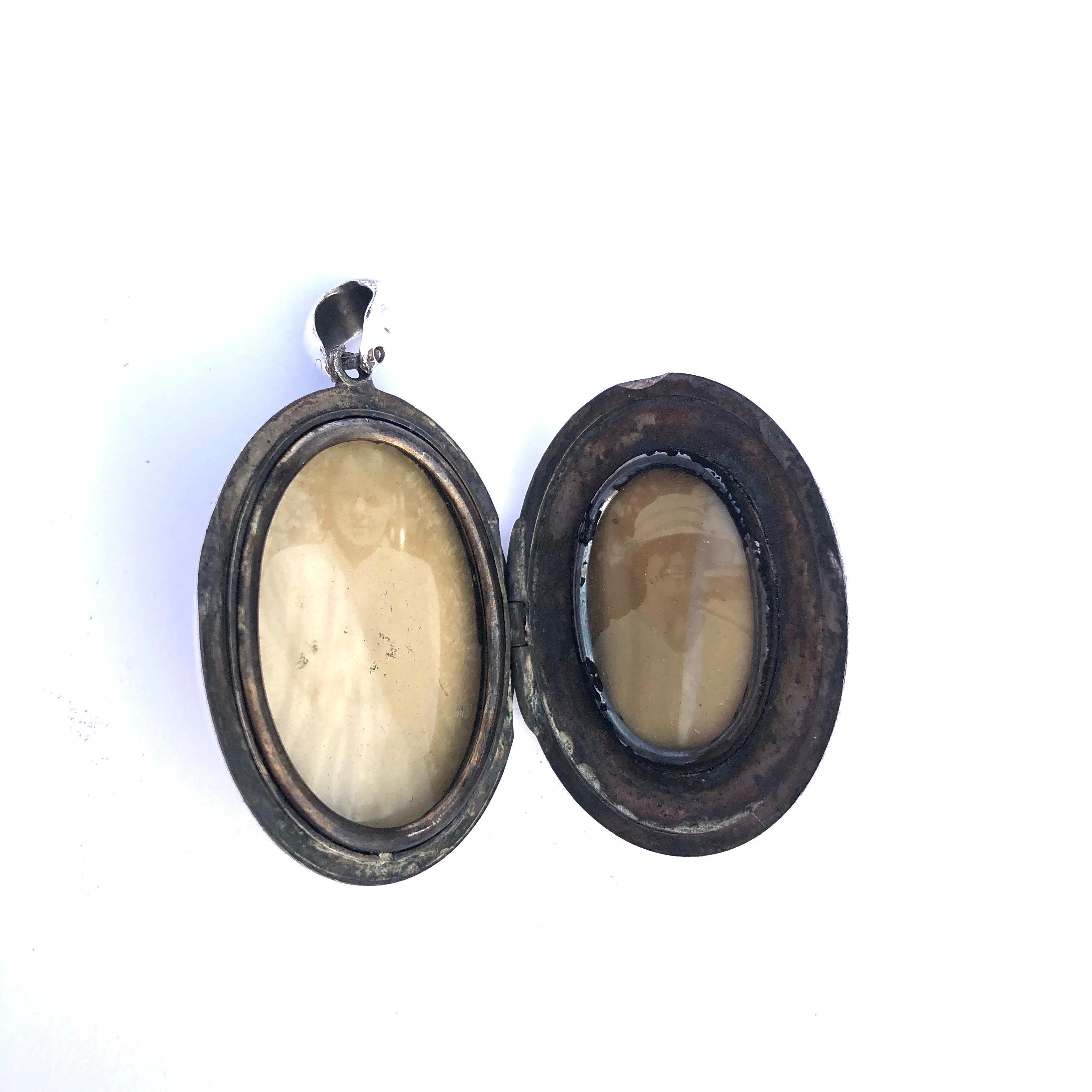 Edwardian Silver Engraved Locket In Good Condition For Sale In Chipping Campden, GB