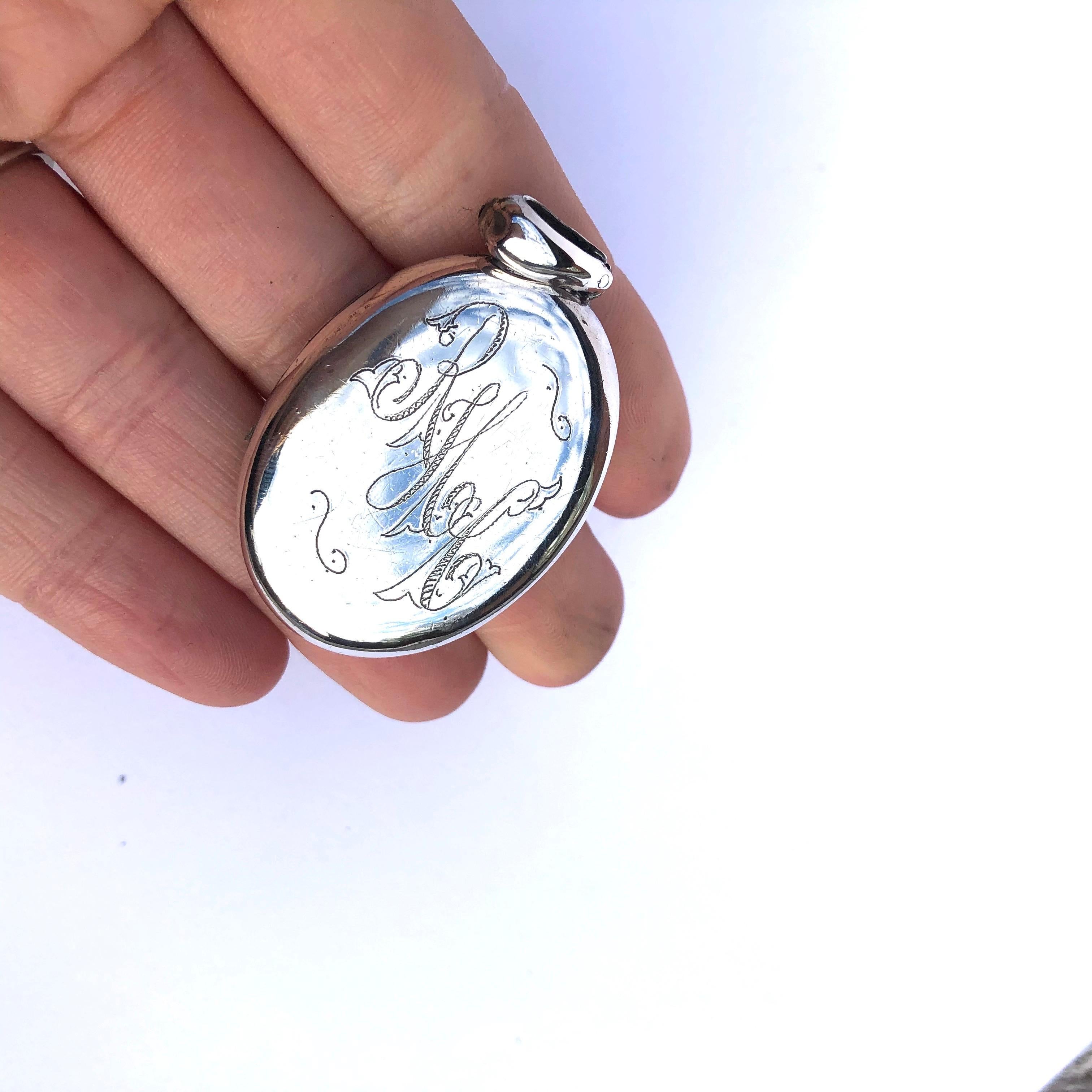 Silbernes graviertes Medaillon aus der viktorianischen Zeit im Zustand „Gut“ im Angebot in Chipping Campden, GB