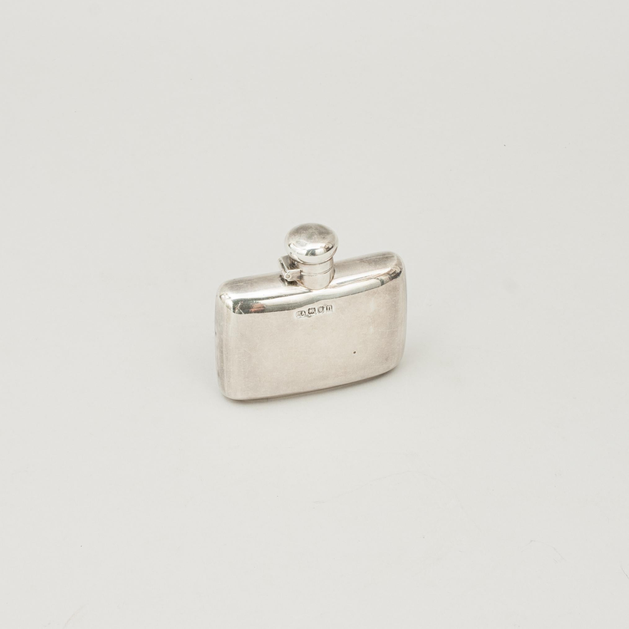 Edwardian Silver Hip Flask by Atkin Bros, Sheffield In Good Condition In Oxfordshire, GB