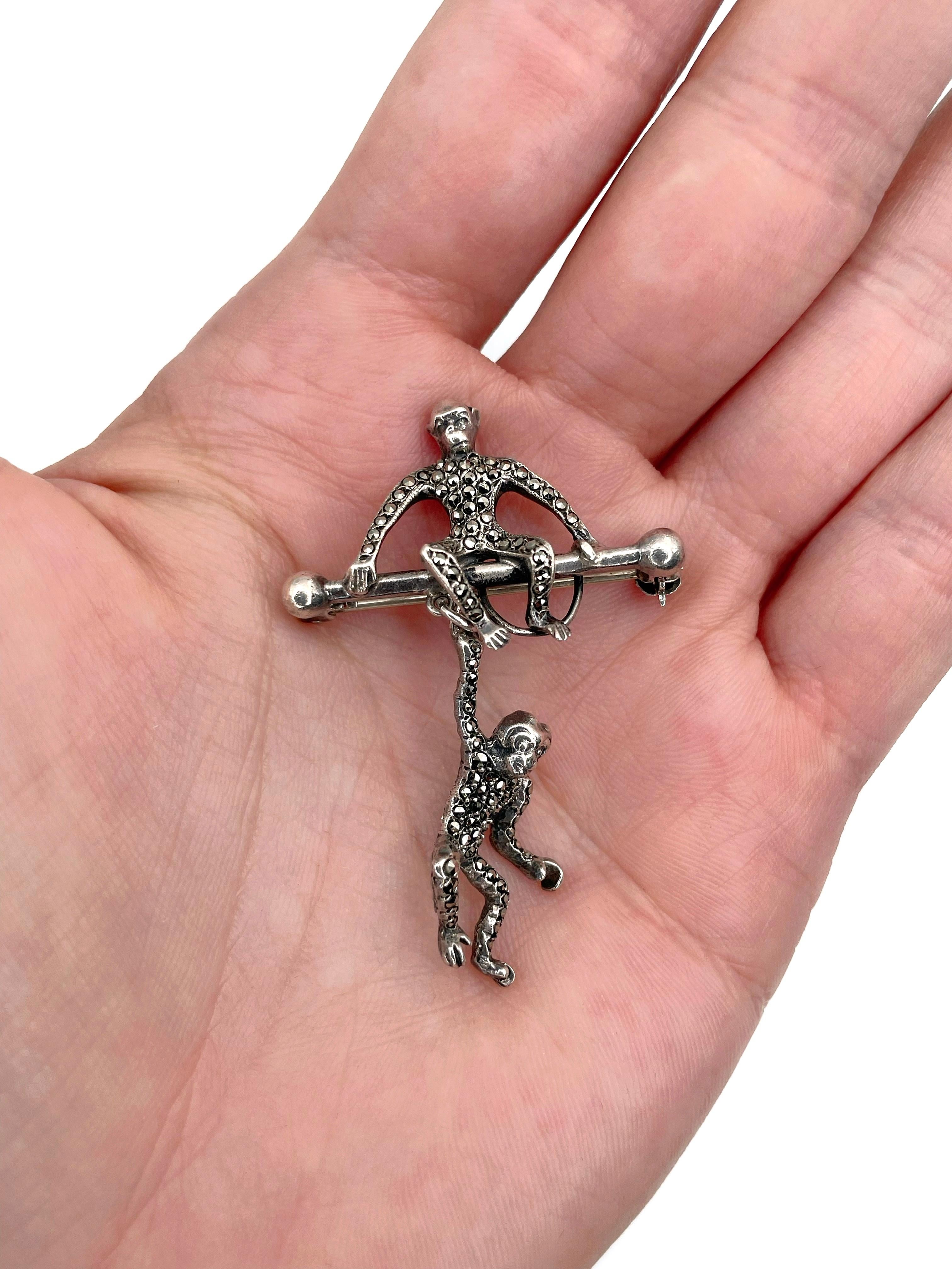 Dies ist eine Edwardian Silber Brosche, die zwei Affen darstellt. Einer sitzt auf einer Stange, ein anderer hängt.  

Das Stück weist Markasiten auf. Um 1910.

In der viktorianischen und edwardianischen Epoche waren Broschen sehr beliebt. Es war