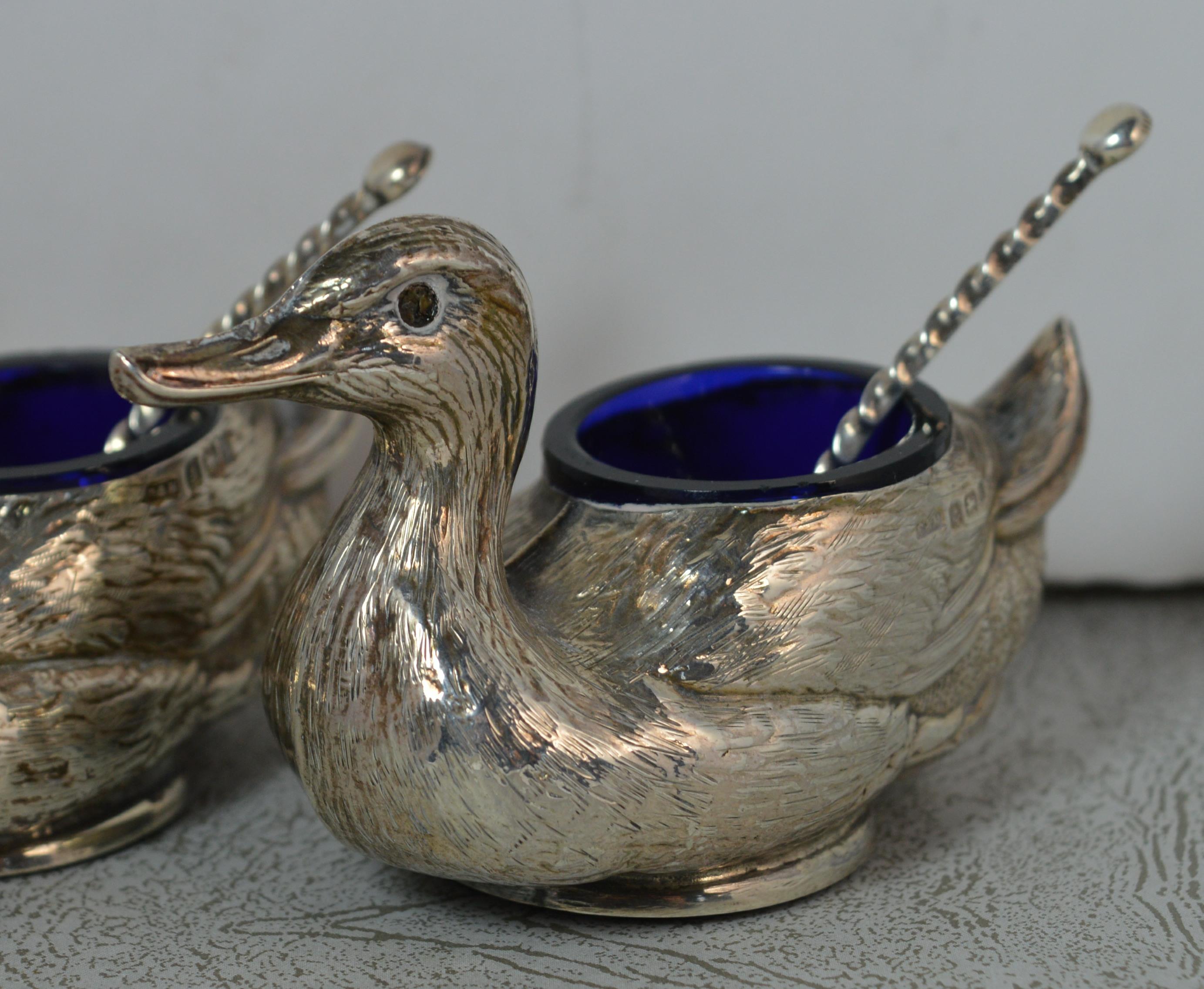 A pair of Edwardian period sterling silver salt and pepper cruets. English made. Stunningly made depicting a pair of ducks. Complete with a pair of shell bowl salt spoons by the same makers.

Hallmarks ; Lion, Birmingham anchor, date letter g,