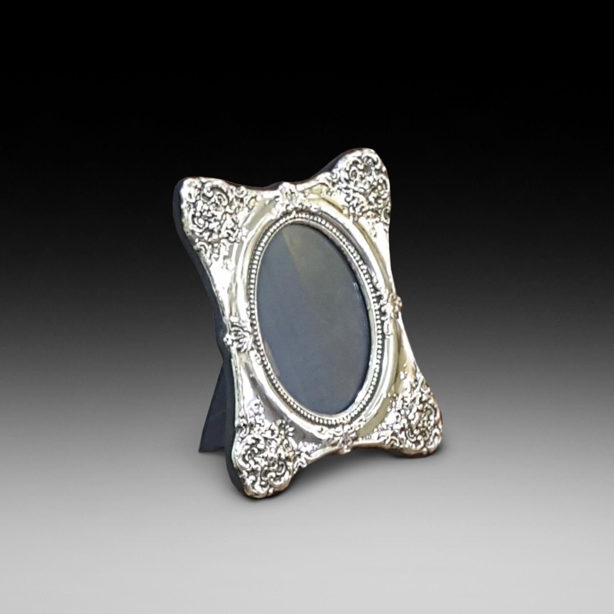 Edwardian silver picture frame with filigree decoration, Chester, 1916.
Measures: 6