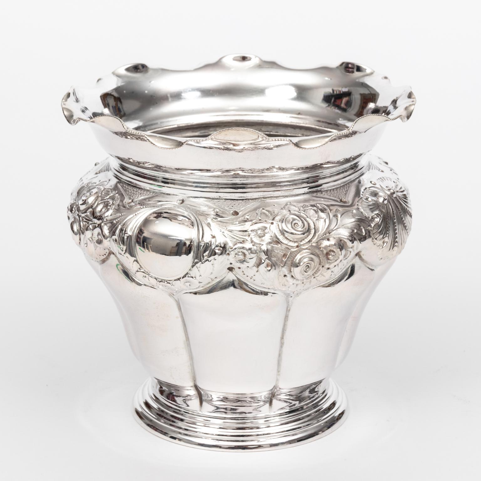 Édouardien Cache-pot édouardien en métal argenté en vente