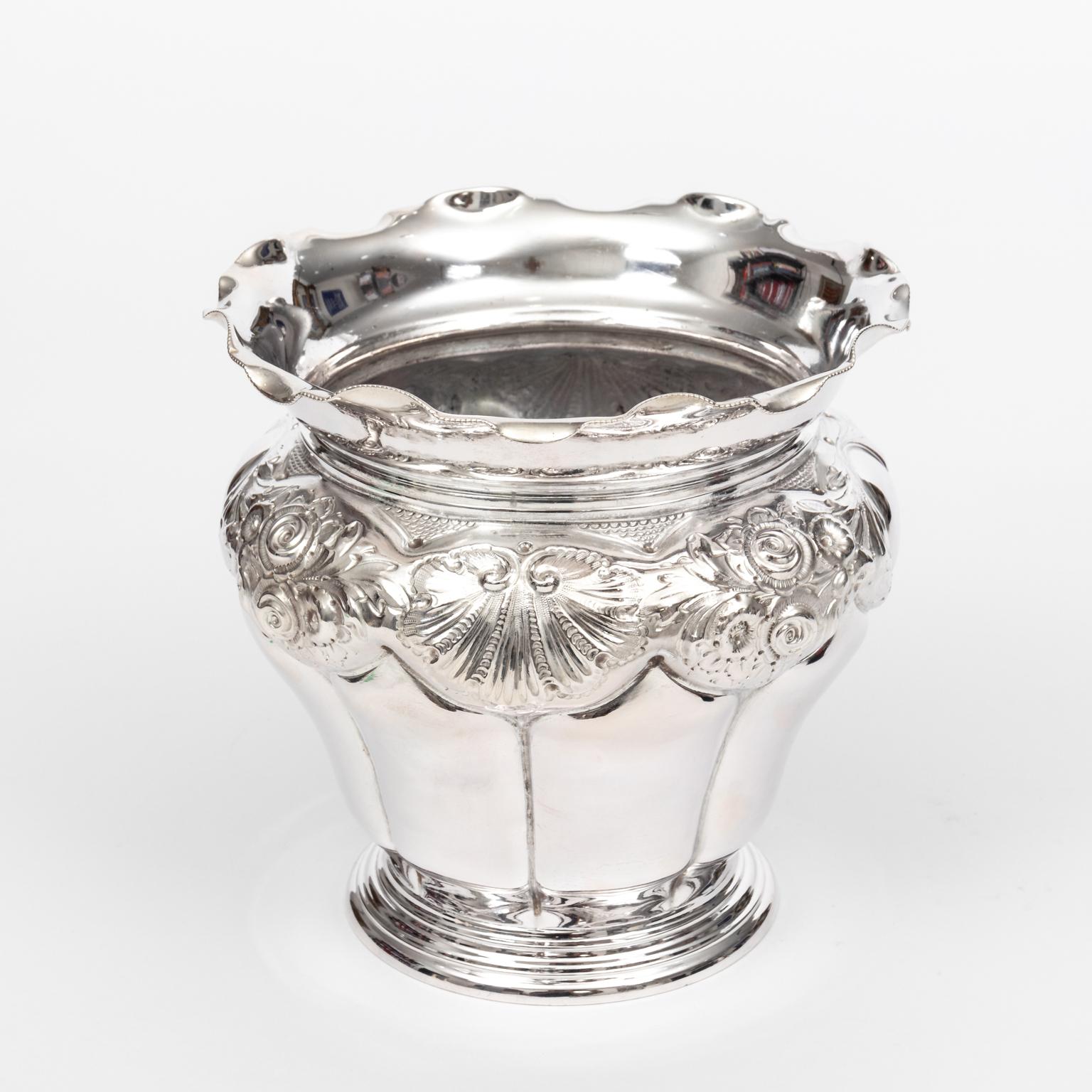 20ième siècle Cache-pot édouardien en métal argenté en vente