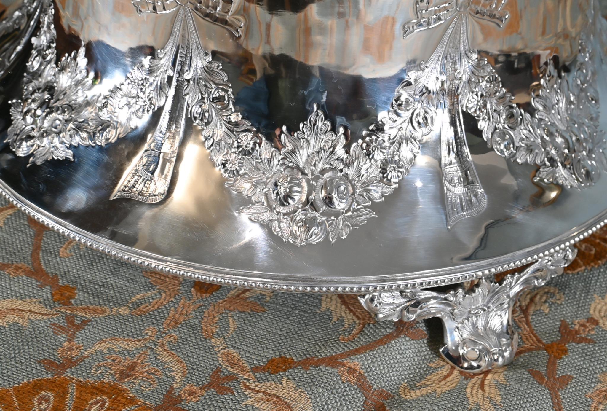 Stai visualizzando una splendida alzata o un piatto da portata in argento di epoca edoardiana
Il pezzo è in argento Sheffield con il marchio Mappin & Webb di Londra.
Circa 1910
Can ha un piano a specchio che permette di ammirare la torta da tutte le