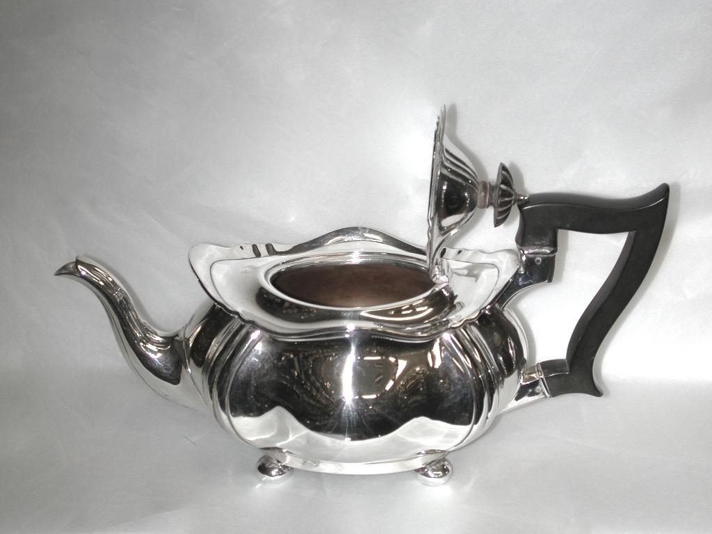 Silver teapot, with contemporary styling for the Edwardian period.
Retailed by Campbell & Lumby of Liverpool.
Very heavy gauge of silver, made by Cooper Brothers and Sons of Sheffield.