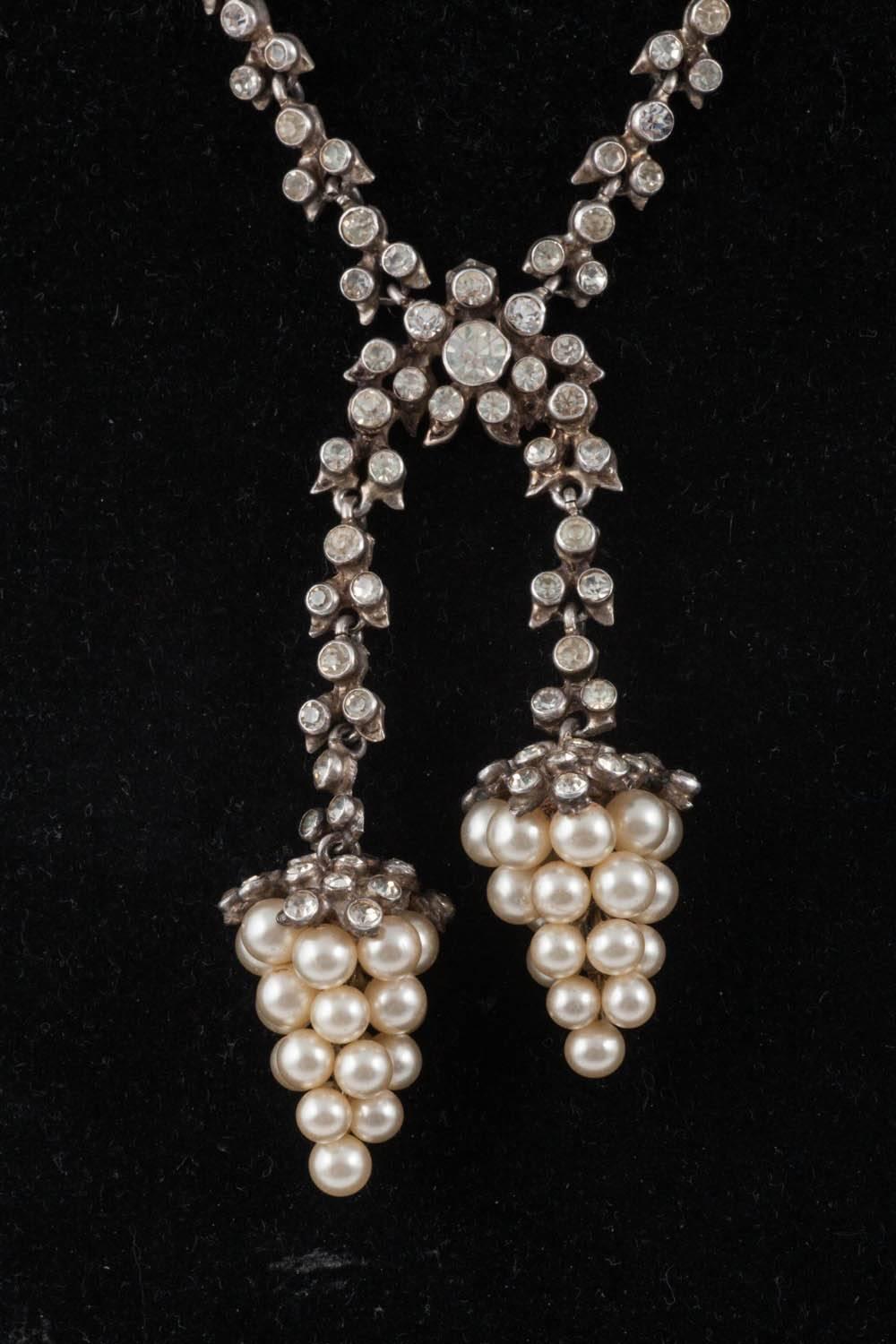 A beautiful and elegant set of a double pendant necklace and drop earrings, in sterling silver, from the 1900s.
The 'grape' motif runs throughout, suspended from each of the two terminals, and from the bottom of the matching earrings. The pearl