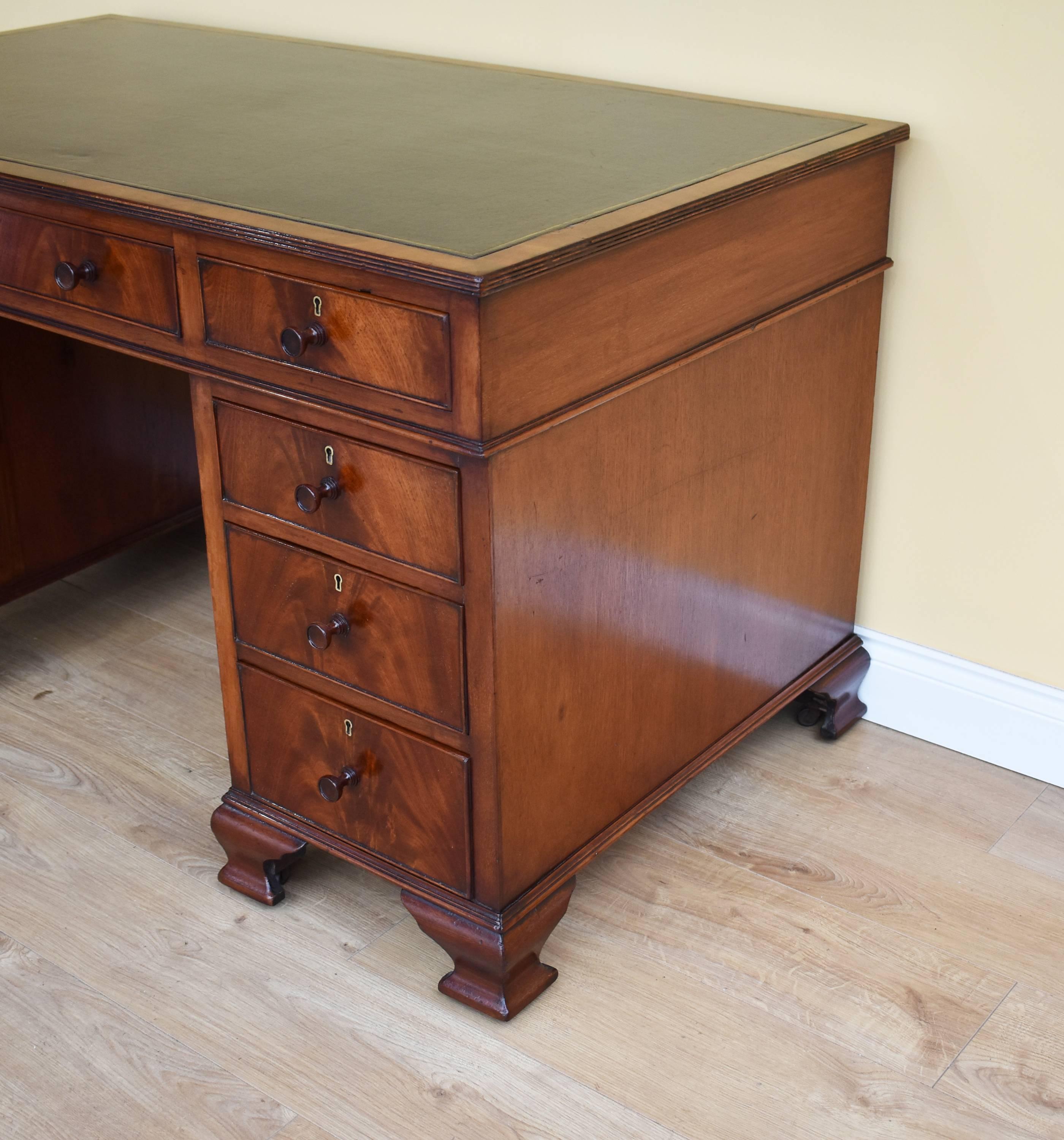 Edwardian Solid Mahogany Pedestal Desk In Good Condition In Chelmsford, Essex