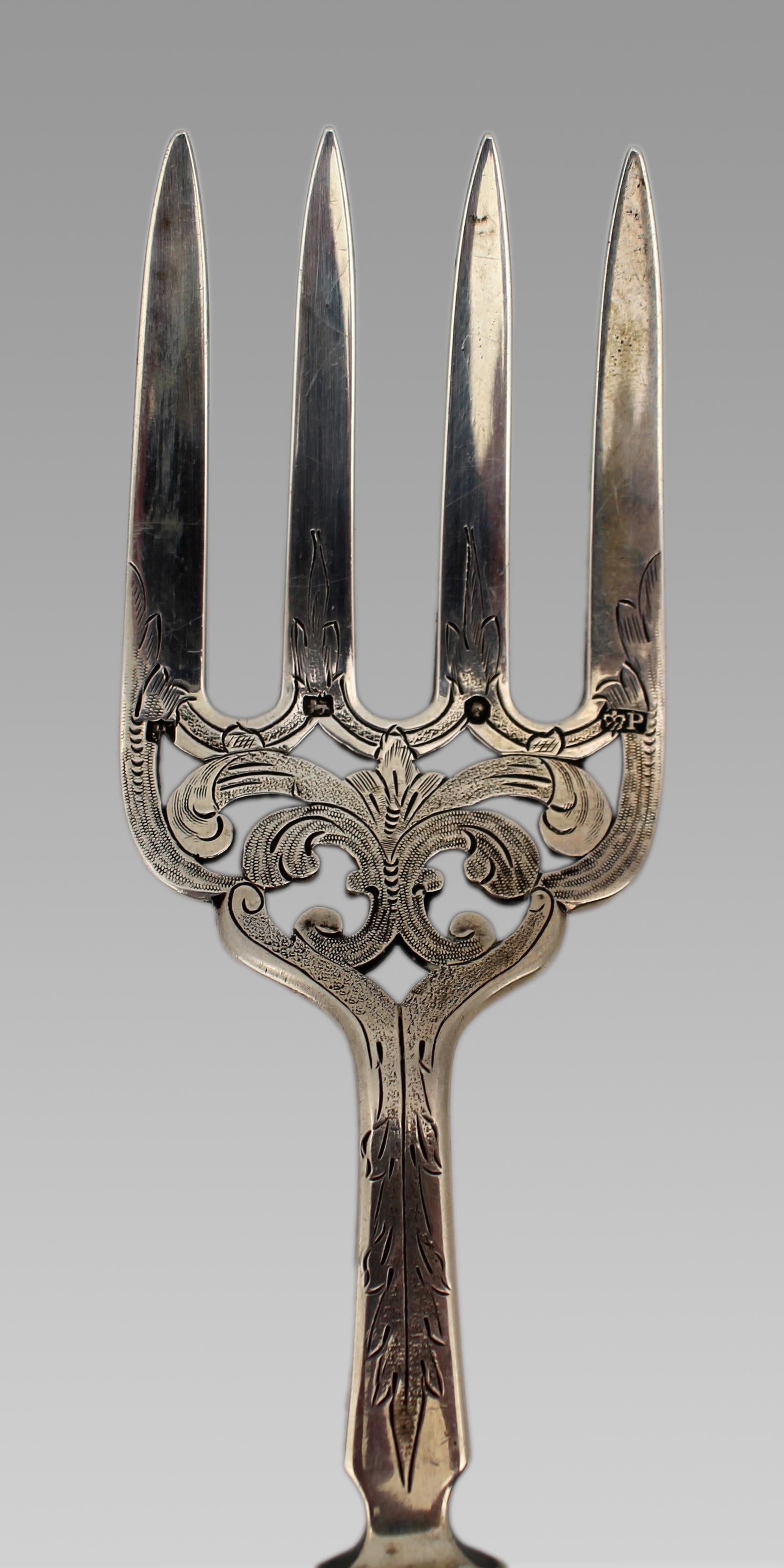Edwardian Solid Silver and Bone Handled Bread Fork, Sheffield, 1907 In Good Condition For Sale In Worcester, GB