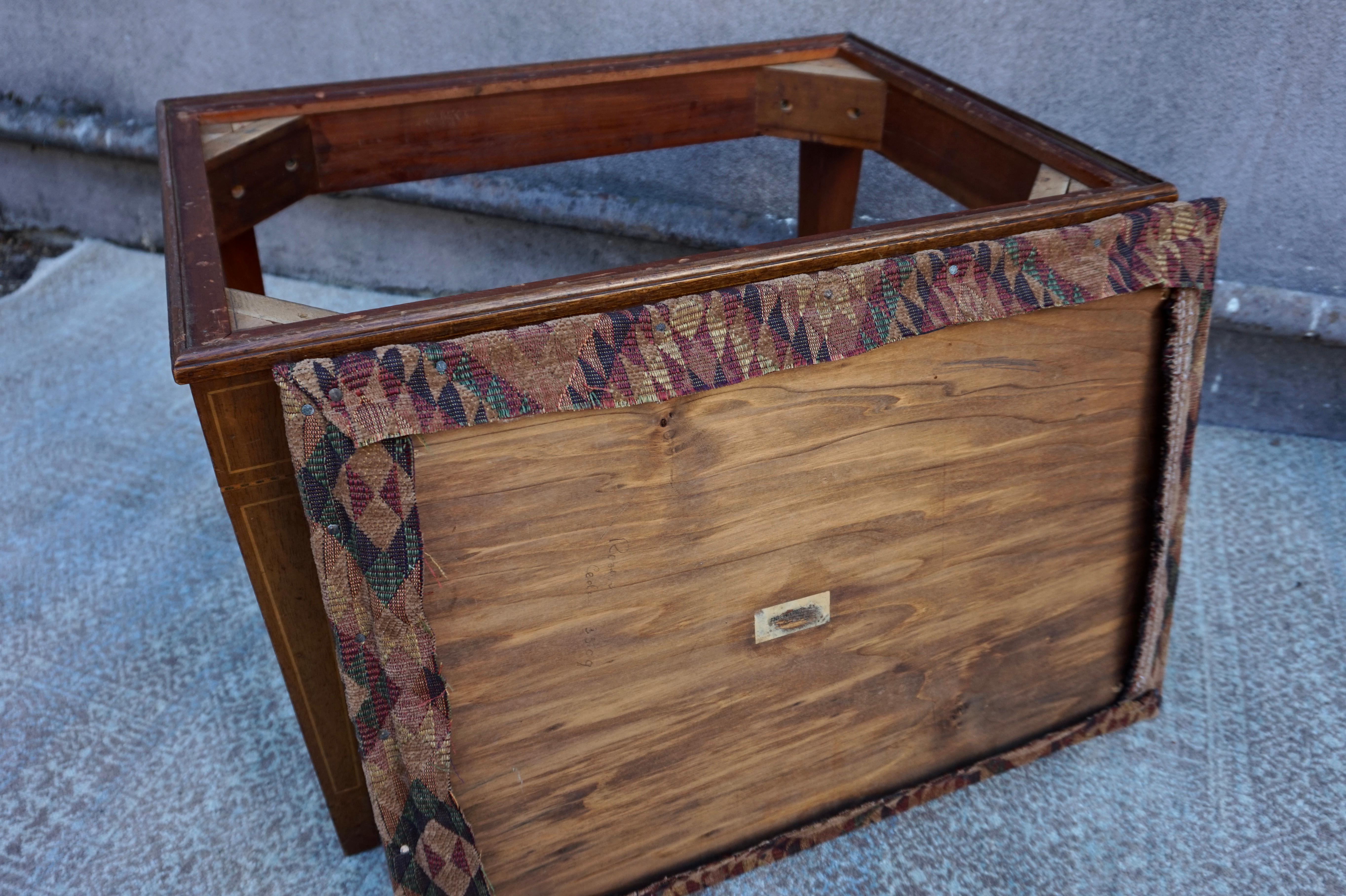 Petit banc douardien en bois massif avec incrustation de bois de satin et assise en tissu chenille en vente 4