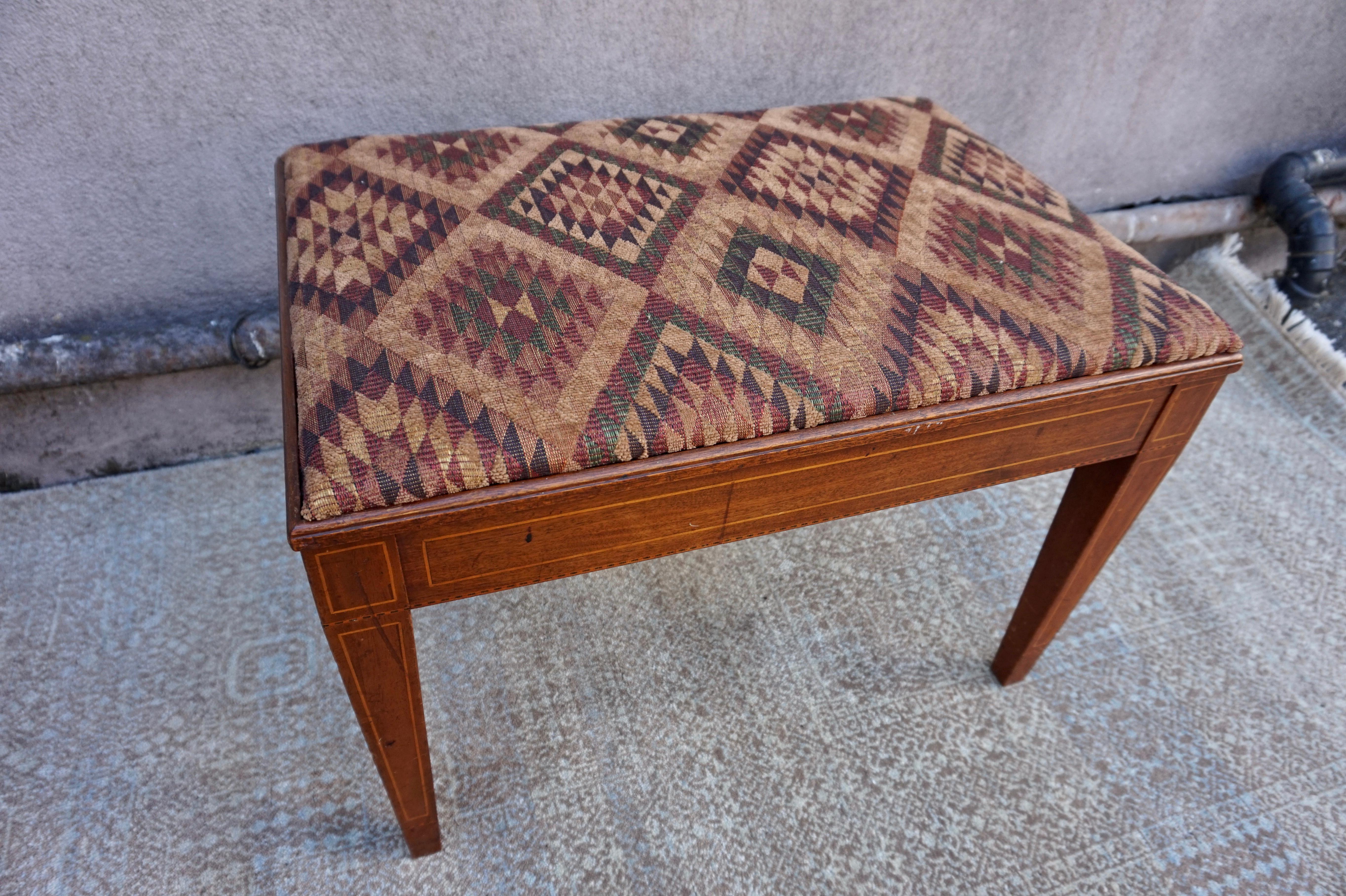 Fait main Petit banc douardien en bois massif avec incrustation de bois de satin et assise en tissu chenille en vente