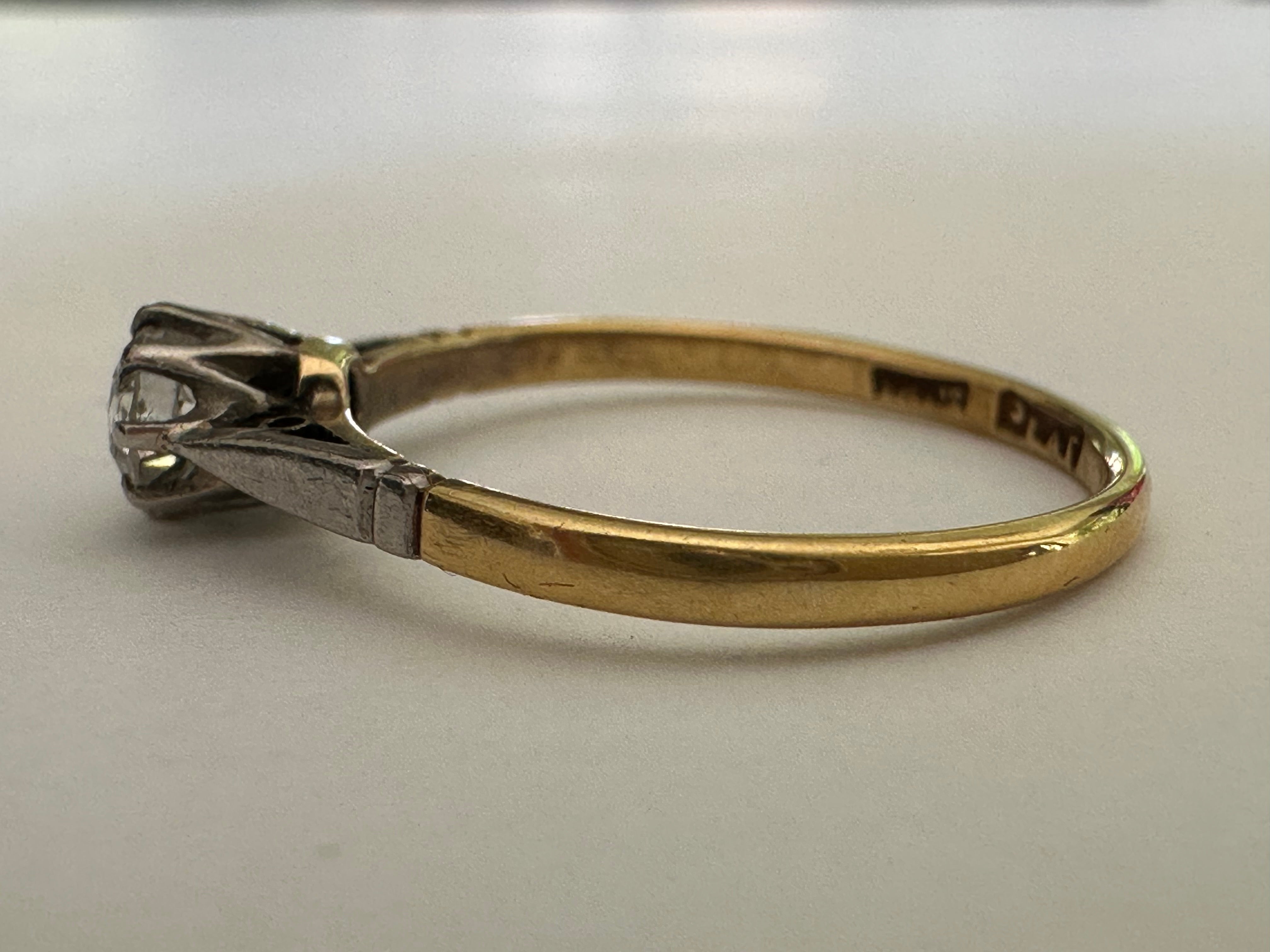 Un diamante di taglio europeo antico di circa 0,30 carati, di colore H e purezza SI1, è al centro di questo classico ed elegante anello solitario in oro giallo 18 carati e platino. 
Francobolli inglesi, probabilmente dell'inizio del XX secolo.