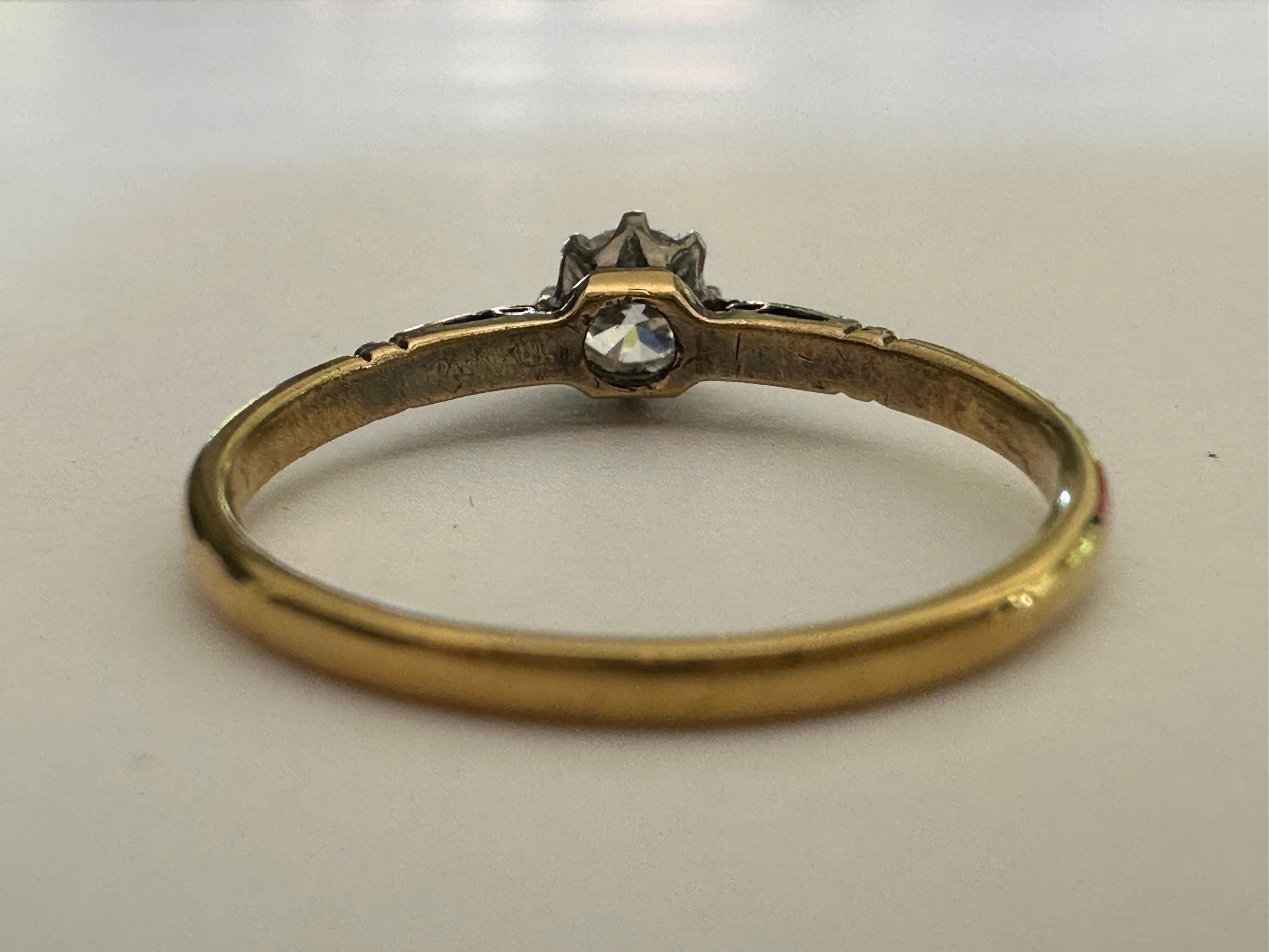 Edoardiano Anello edoardiano con diamante solitario e anello bicolore in oro giallo 18 carati e platino in vendita