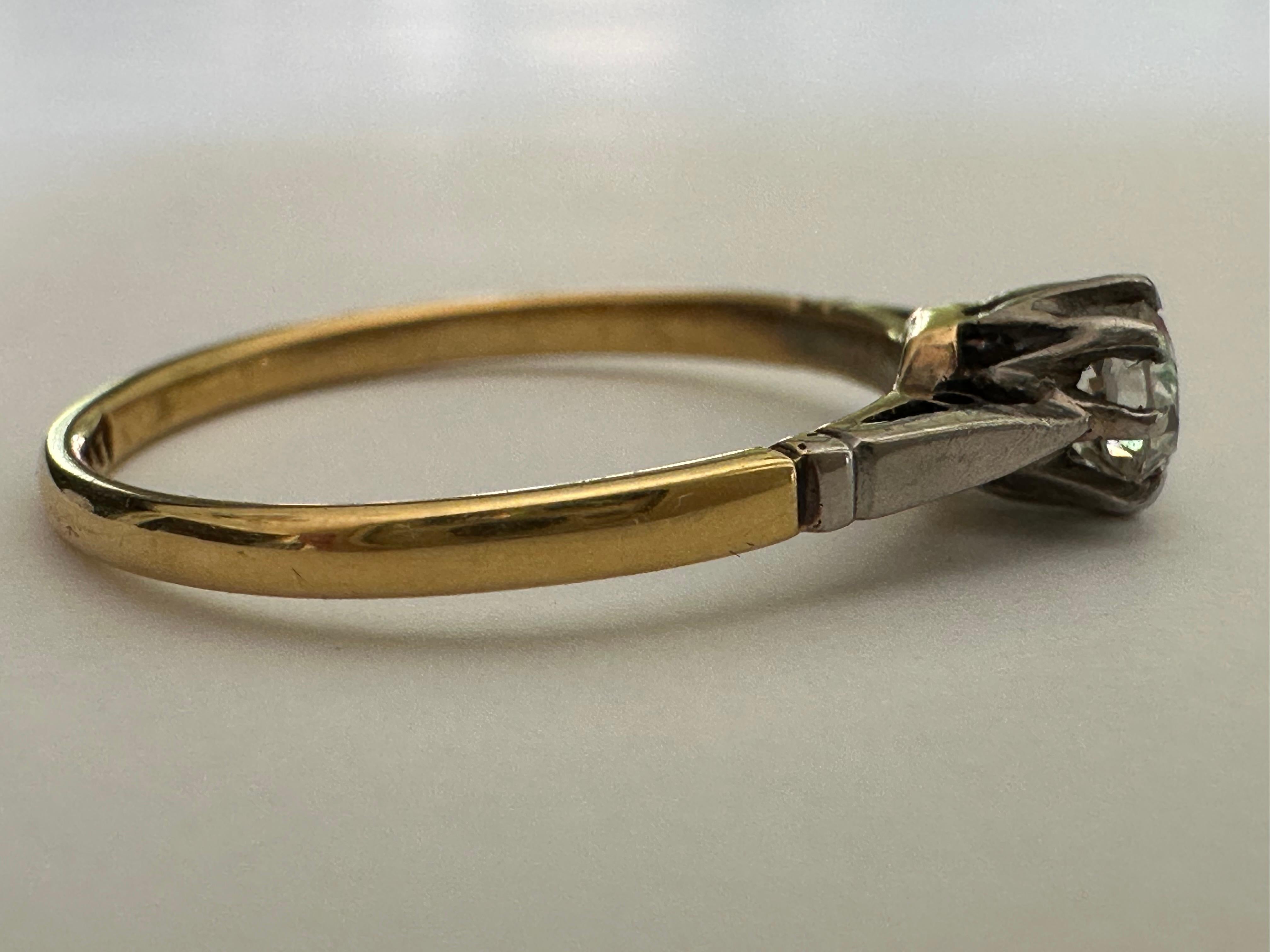 Taglio antico europeo Anello edoardiano con diamante solitario e anello bicolore in oro giallo 18 carati e platino in vendita